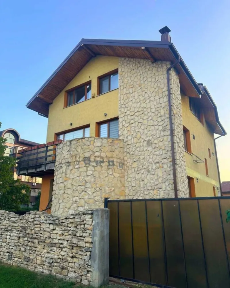 Vilă în Nordul Bucureștiului - Oportunitate excepțională de investiție: Situată pe Șos. București-Târgoviște, nr. 23, această vilă spațioasă de 350 mp utili oferă o oportunitate excelentă de investiție imobiliară într-o zonă în plină dezvoltare atât rezidențial cât și economic. Cu un teren total de 550 mp, care include o curte de 400 mp, proprietatea este ideală pentru diverse utilizări comerciale, cum ar fi spații de birouri, o grădiniță, un centru after-school, un birou notarial și multe altele, dar poate fi folosită și în scopuri rezidențiale. Construită în 2007, vila are o dispunere open-space pe patru niveluri: demisol, parter, etaj și mansardă, oferind flexibilitate pentru personalizare. Dispune de toate utilitățile esențiale: apă, gaz, electricitate și canalizare Situată la doar 2 minute de stația de metrou Străulești, proprietatea oferă acces facil la rețeaua de transport public din București.