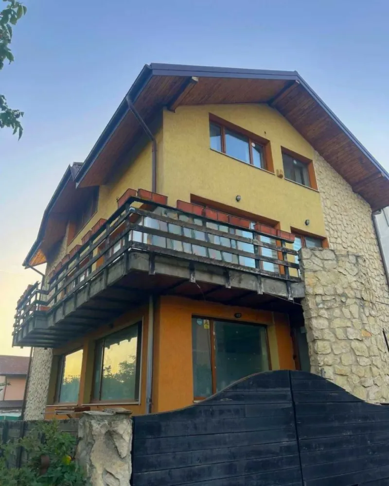 Vilă în Nordul Bucureștiului - Oportunitate excepțională de investiție: Situată pe Șos. București-Târgoviște, nr. 23, această vilă spațioasă de 350 mp utili oferă o oportunitate excelentă de investiție imobiliară într-o zonă în plină dezvoltare atât rezidențial cât și economic. Cu un teren total de 550 mp, care include o curte de 400 mp, proprietatea este ideală pentru diverse utilizări comerciale, cum ar fi spații de birouri, o grădiniță, un centru after-school, un birou notarial și multe altele, dar poate fi folosită și în scopuri rezidențiale. Construită în 2007, vila are o dispunere open-space pe patru niveluri: demisol, parter, etaj și mansardă, oferind flexibilitate pentru personalizare. Dispune de toate utilitățile esențiale: apă, gaz, electricitate și canalizare Situată la doar 2 minute de stația de metrou Străulești, proprietatea oferă acces facil la rețeaua de transport public din București.