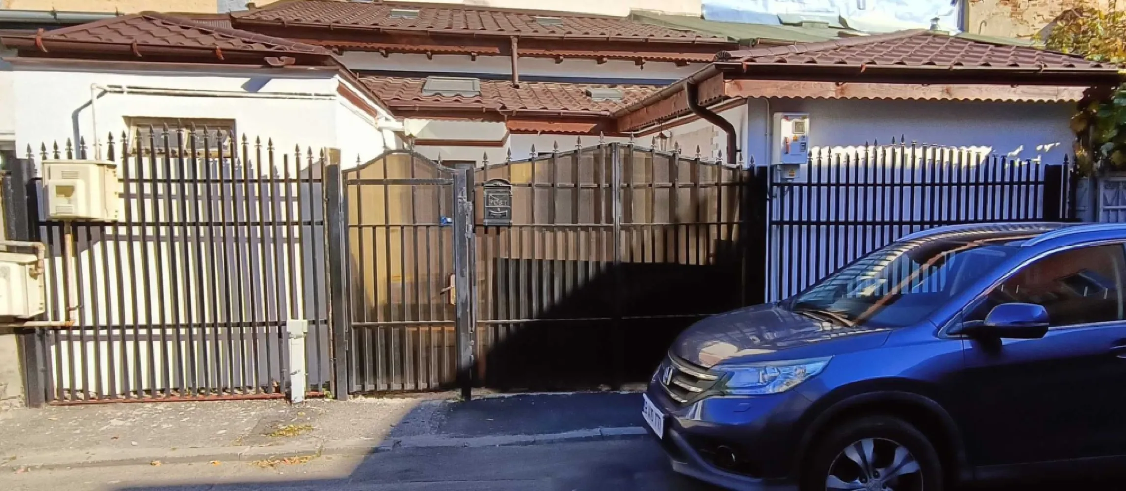 Casa parter + pod| Singur in curte | Stefan cel Mare - Fiind pozitionata intr-o zona linistita, casa asigura acces rapid la Soseaua Stefan cel Mare, statii de metrou (8 min), statii de STB (4 minute, tramvai si autobuze), Parcul Circului, Spitalul Colentina, Piata Obor, Piata Romana. Casa este alcatuita din: 2 camere, 1 birou, 1 baie, 1 bucatarie, cu suprafata construita de 66,33mp, la care se adauga podul de aproximativ 25mp, fiind renovata si anvelopata, in intregime, recent. Exista racorduri trase, in cazul in care se doreste amenajarea unei bai suplimentare. Intimitatea curtii proprii, in suprafata de aproximativ 17mp, este asigurata de geometria casei in forma de U iar parcarea masinii este sigura, pe spatiul public din fata portilor (in dreptul proprietatii incap 2 masini). Pentru descarcarea/incarcarea bagajelor voluminoase sau accesul masinilor de interventie se pot deschide portile mari. Toate retelele de utilitati sunt asigurate in interior (apa, canal, gaze, racord electric inlocuit recent) iar incalzirea este asigurata de o centrala termica pe gaz. Alcatuirea si pozitionarea fata de soare, acoperisul casei (recent renovat) permite montarea cu usurinta a unor panouri fotovoltaice, obtinand astfel costuri foarte mici la energie.