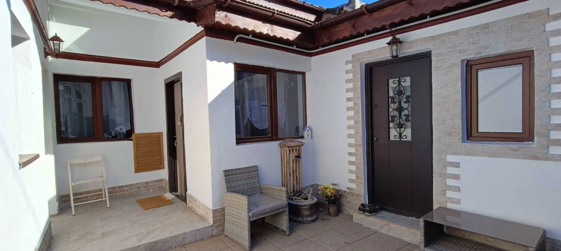 Casa parter + pod| Singur in curte | Stefan cel Mare - Fiind pozitionata intr-o zona linistita, casa asigura acces rapid la Soseaua Stefan cel Mare, statii de metrou (8 min), statii de STB (4 minute, tramvai si autobuze), Parcul Circului, Spitalul Colentina, Piata Obor, Piata Romana. Casa este alcatuita din: 2 camere, 1 birou, 1 baie, 1 bucatarie, cu suprafata construita de 66,33mp, la care se adauga podul de aproximativ 25mp, fiind renovata si anvelopata, in intregime, recent. Exista racorduri trase, in cazul in care se doreste amenajarea unei bai suplimentare. Intimitatea curtii proprii, in suprafata de aproximativ 17mp, este asigurata de geometria casei in forma de U iar parcarea masinii este sigura, pe spatiul public din fata portilor (in dreptul proprietatii incap 2 masini). Pentru descarcarea/incarcarea bagajelor voluminoase sau accesul masinilor de interventie se pot deschide portile mari. Toate retelele de utilitati sunt asigurate in interior (apa, canal, gaze, racord electric inlocuit recent) iar incalzirea este asigurata de o centrala termica pe gaz. Alcatuirea si pozitionarea fata de soare, acoperisul casei (recent renovat) permite montarea cu usurinta a unor panouri fotovoltaice, obtinand astfel costuri foarte mici la energie.