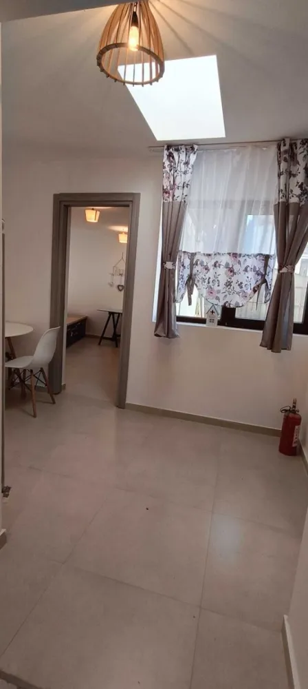 Casa parter + pod| Singur in curte | Stefan cel Mare - Fiind pozitionata intr-o zona linistita, casa asigura acces rapid la Soseaua Stefan cel Mare, statii de metrou (8 min), statii de STB (4 minute, tramvai si autobuze), Parcul Circului, Spitalul Colentina, Piata Obor, Piata Romana. Casa este alcatuita din: 2 camere, 1 birou, 1 baie, 1 bucatarie, cu suprafata construita de 66,33mp, la care se adauga podul de aproximativ 25mp, fiind renovata si anvelopata, in intregime, recent. Exista racorduri trase, in cazul in care se doreste amenajarea unei bai suplimentare. Intimitatea curtii proprii, in suprafata de aproximativ 17mp, este asigurata de geometria casei in forma de U iar parcarea masinii este sigura, pe spatiul public din fata portilor (in dreptul proprietatii incap 2 masini). Pentru descarcarea/incarcarea bagajelor voluminoase sau accesul masinilor de interventie se pot deschide portile mari. Toate retelele de utilitati sunt asigurate in interior (apa, canal, gaze, racord electric inlocuit recent) iar incalzirea este asigurata de o centrala termica pe gaz. Alcatuirea si pozitionarea fata de soare, acoperisul casei (recent renovat) permite montarea cu usurinta a unor panouri fotovoltaice, obtinand astfel costuri foarte mici la energie.