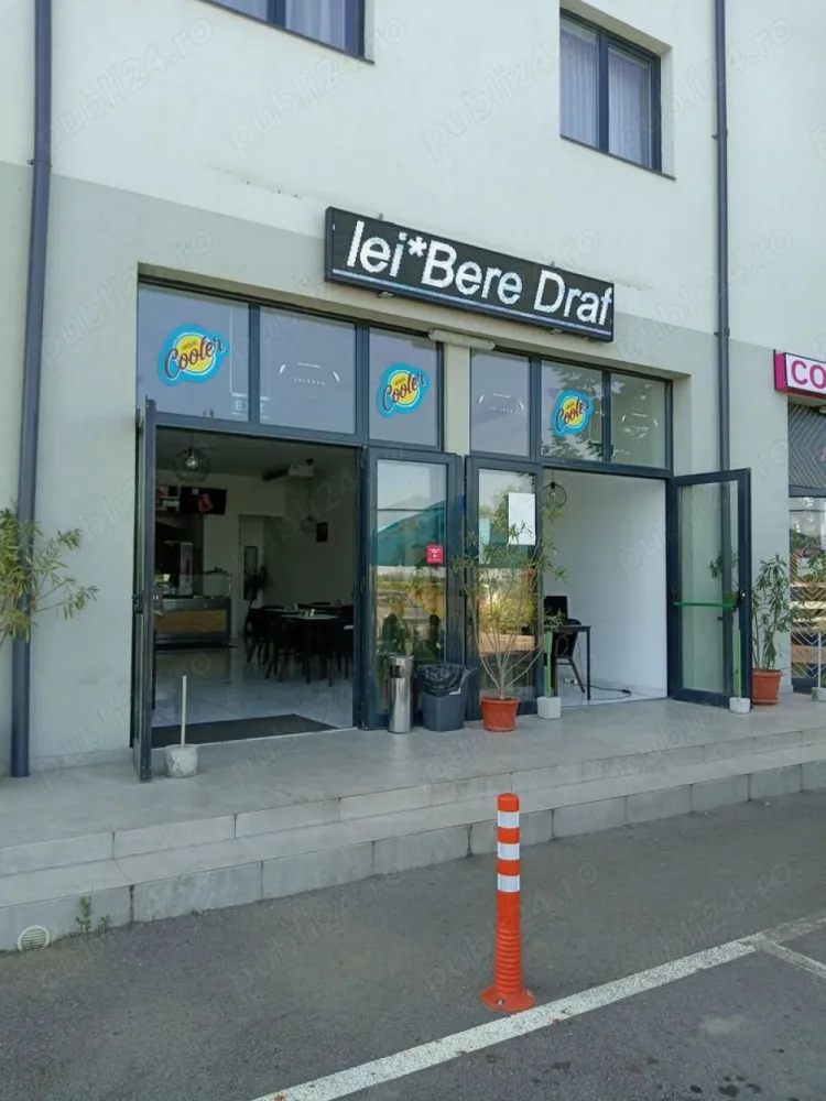 Afacere la cheie de vanzare. - Afacere la cheie de vanzare ! Vand restaurat de tip fast food in zona prelungirea ghencea 333 ( cartierul latin ) Restaurantul functioneaza de circa 2 ani fiind in crestere , avand toate avizele dsv , dsp si de functionare ! Restaurantul dispune de o terasa , si de 160 mp in interior dotat cu : Mese , scaune pt 30 persoane , toata aparatura pentru o buna functionare si mai exact : Tv -5 buc Frigidere 4 buc 2 mari, 2 mici Lazi frigorifice 2 buc Aparate shaorma 2 buc Gratar , aragaz pe gaz Masa calda , masa rece , ideal inox Vitrina rece prajituri Cuptor pizza electric Rostisor pui Mese inox 6 buc Chiuveta profesionala 2 cuve Chiuveta mica Baie clienti Baie personal cu 2 vestiare Restauratul se da cu tot cu farfuri tacamuri nu trebuie absolut nimic , el inca functioneaza ! Restaurantul are contract cu platformele glovo , tazz, bolt ! Pret 20000 euro.