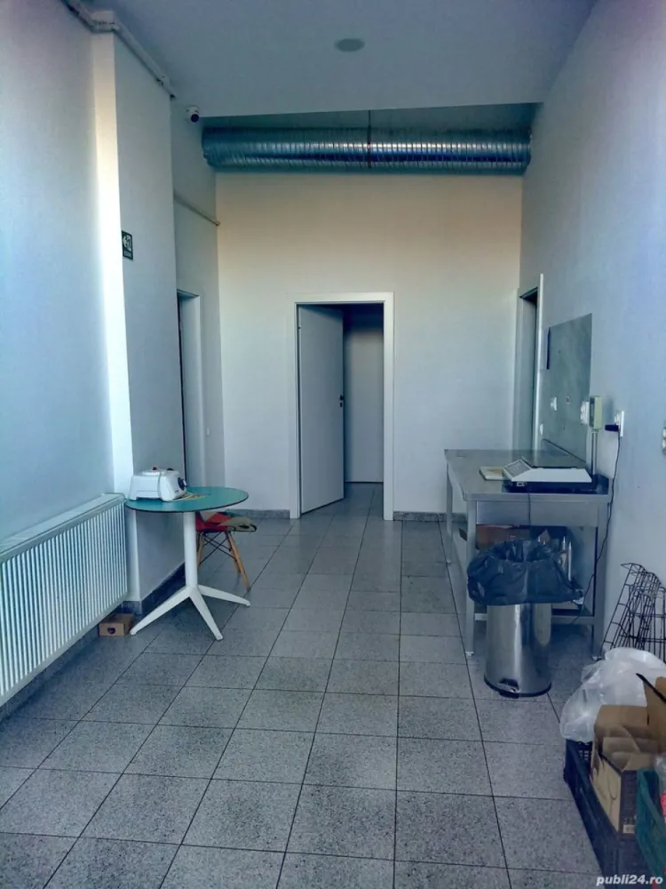 Afacere la cheie de vanzare. - Afacere la cheie de vanzare ! Vand restaurat de tip fast food in zona prelungirea ghencea 333 ( cartierul latin ) Restaurantul functioneaza de circa 2 ani fiind in crestere , avand toate avizele dsv , dsp si de functionare ! Restaurantul dispune de o terasa , si de 160 mp in interior dotat cu : Mese , scaune pt 30 persoane , toata aparatura pentru o buna functionare si mai exact : Tv -5 buc Frigidere 4 buc 2 mari, 2 mici Lazi frigorifice 2 buc Aparate shaorma 2 buc Gratar , aragaz pe gaz Masa calda , masa rece , ideal inox Vitrina rece prajituri Cuptor pizza electric Rostisor pui Mese inox 6 buc Chiuveta profesionala 2 cuve Chiuveta mica Baie clienti Baie personal cu 2 vestiare Restauratul se da cu tot cu farfuri tacamuri nu trebuie absolut nimic , el inca functioneaza ! Restaurantul are contract cu platformele glovo , tazz, bolt ! Pret 20000 euro.
