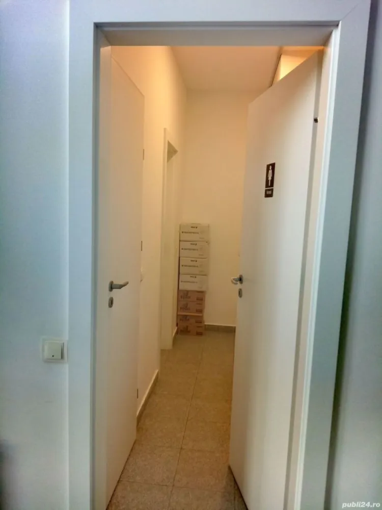 Afacere la cheie de vanzare. - Afacere la cheie de vanzare ! Vand restaurat de tip fast food in zona prelungirea ghencea 333 ( cartierul latin ) Restaurantul functioneaza de circa 2 ani fiind in crestere , avand toate avizele dsv , dsp si de functionare ! Restaurantul dispune de o terasa , si de 160 mp in interior dotat cu : Mese , scaune pt 30 persoane , toata aparatura pentru o buna functionare si mai exact : Tv -5 buc Frigidere 4 buc 2 mari, 2 mici Lazi frigorifice 2 buc Aparate shaorma 2 buc Gratar , aragaz pe gaz Masa calda , masa rece , ideal inox Vitrina rece prajituri Cuptor pizza electric Rostisor pui Mese inox 6 buc Chiuveta profesionala 2 cuve Chiuveta mica Baie clienti Baie personal cu 2 vestiare Restauratul se da cu tot cu farfuri tacamuri nu trebuie absolut nimic , el inca functioneaza ! Restaurantul are contract cu platformele glovo , tazz, bolt ! Pret 20000 euro.