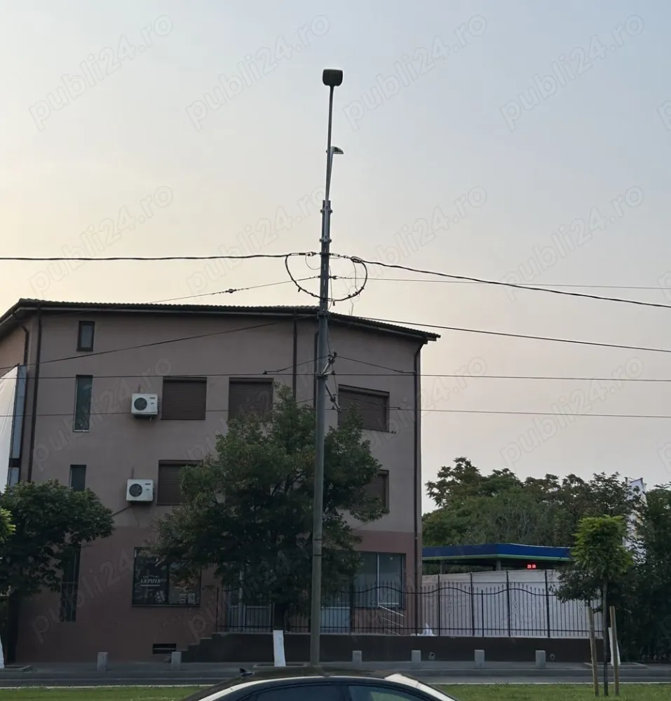 Cladire cu spatiu comercial stradal - Vand cladire s+p+2 etaje+ m . Cladirea se agla pe bd Timisoara, are iesire la doua strazi, spatiul comercial de la parter este cu vitrina stradala. Are si un pic de curte. Cladirea este fin 2004 si a fost contruita cu materiale de calitate . Exteriorul a fost izolat si refacut acum 3 ani. Este o cladire versatila care poate fi folosita pt a locui cat si pt a desfadura o activitate comerciala. Parterul este inchiriat inclusiv panourile publicitare . Este o casa care se autofinanteaza. Detine centrale termice individuale pt fiecare etaj.