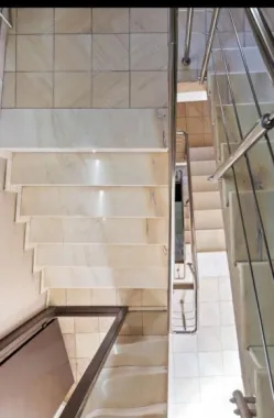 Cladire cu spatiu comercial stradal
