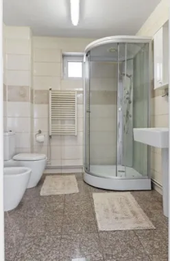 Cladire cu spatiu comercial stradal