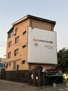 Cladire cu spatiu comercial stradal