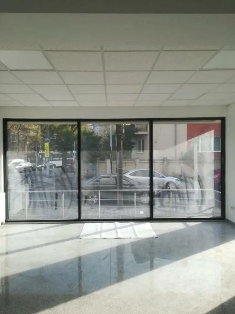 Vanzare spatiu comercial Drumul Sarii 150 mp - Spatiu comercial de vanzare zona Drumul Sarii / Academie / Cotroceni / 13 Septembrie parter + demisol in suprafata de 150 mp. Spatiul comercial de la parter are 70 mp, iar cel de la demisol 80 mp. Ambele spatii au cate doua intrari separate si cate un grup sanitar fiecare. Imobilul este situat la intersectia dintre strazile Constantin Marinescu si Drumul Sarii. Spatiile se preteaza pentru activitate comerciala cat si pentru birouri . Cele doua spatii sunt disponibile si pentru inchiriere.