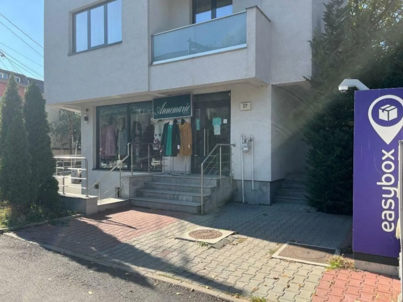 Vanzare spatiu comercial Drumul Sarii 150 mp - Spatiu comercial de vanzare zona Drumul Sarii / Academie / Cotroceni / 13 Septembrie parter + demisol in suprafata de 150 mp. Spatiul comercial de la parter are 70 mp, iar cel de la demisol 80 mp. Ambele spatii au cate doua intrari separate si cate un grup sanitar fiecare. Imobilul este situat la intersectia dintre strazile Constantin Marinescu si Drumul Sarii. Spatiile se preteaza pentru activitate comerciala cat si pentru birouri . Cele doua spatii sunt disponibile si pentru inchiriere.