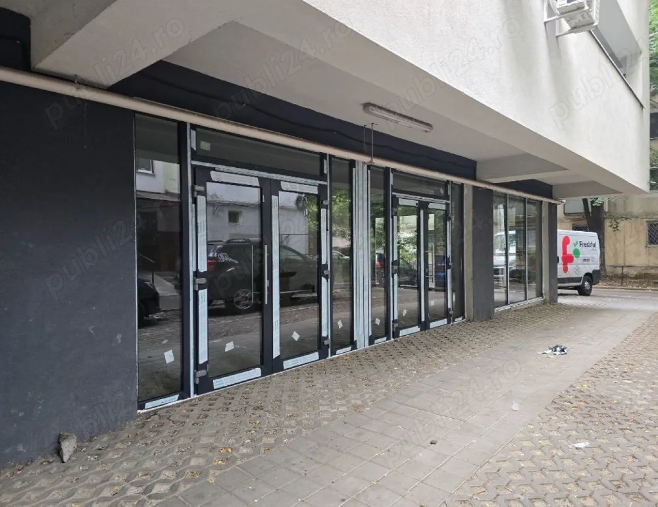 Vand spațiu comercial zona Piata Progresul - Vând imobil cu destinatie comerciala format din doua spatii de tip Showroom de 80 mp și 145 mp. Spațiul situat in str. Intrarea Târgu Frumos nr.13 este în curs de amenajare și este racordat la utilități.
