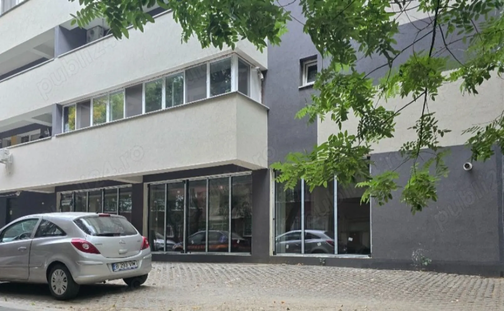 Vand spațiu comercial zona Piata Progresul - Vând imobil cu destinatie comerciala format din doua spatii de tip Showroom de 80 mp și 145 mp. Spațiul situat in str. Intrarea Târgu Frumos nr.13 este în curs de amenajare și este racordat la utilități.