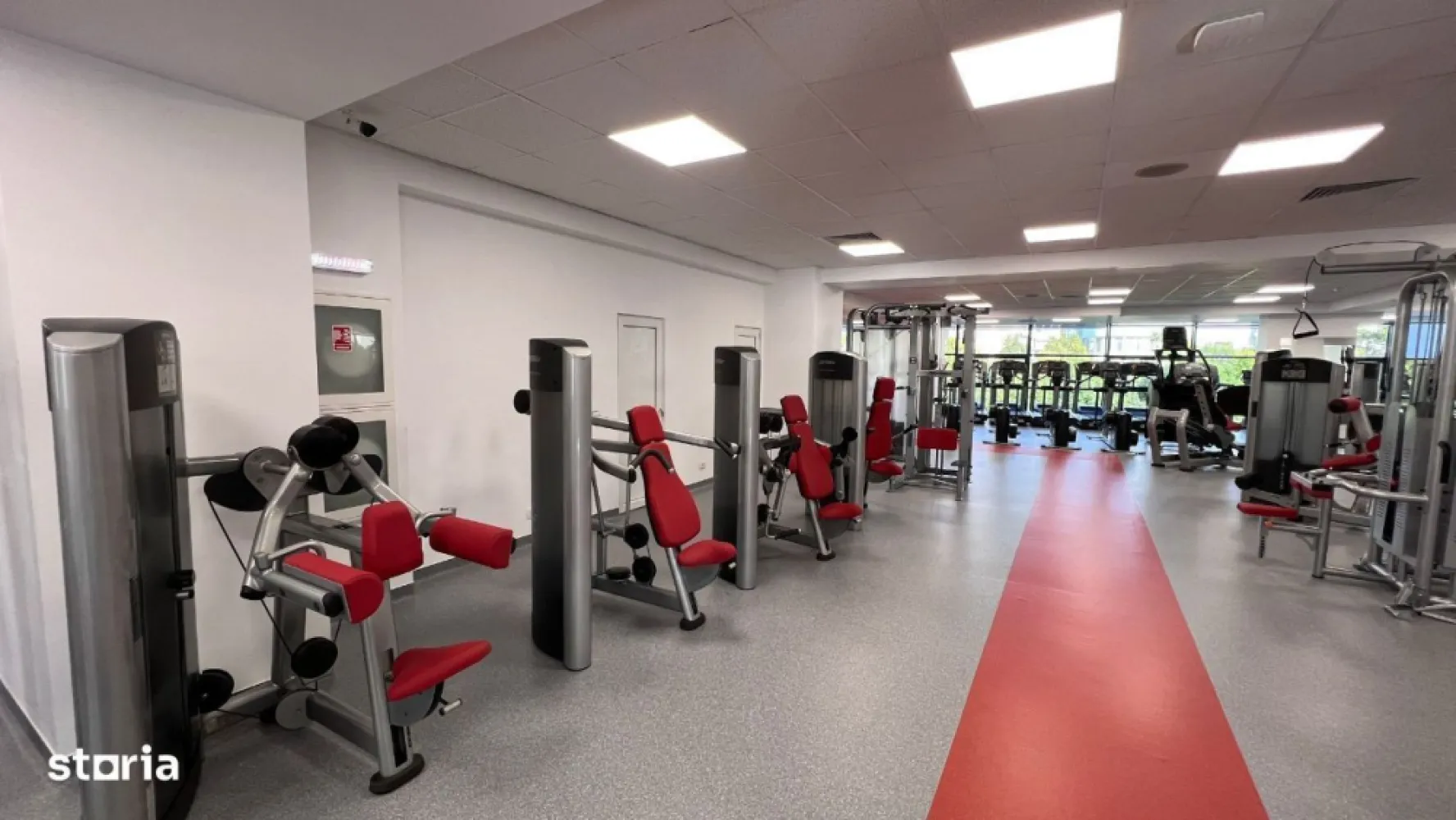 Sala fitness lux - Vand sala de fitness de lux, situata in zona Nordului. Sala are 1000 mp, 2 sali de aerobic, este echipata full Life Fitness. Are vestiare complet noi, dusuri cu hidromasaj, sistem de climatizare de ultima generatie,finisaje de lux, posibilitate parcare, pret 230000€ negociabil.