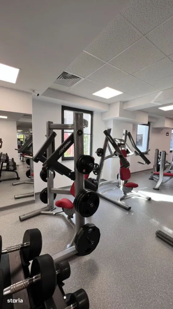 Sala fitness lux - Vand sala de fitness de lux, situata in zona Nordului. Sala are 1000 mp, 2 sali de aerobic, este echipata full Life Fitness. Are vestiare complet noi, dusuri cu hidromasaj, sistem de climatizare de ultima generatie,finisaje de lux, posibilitate parcare, pret 230000€ negociabil.