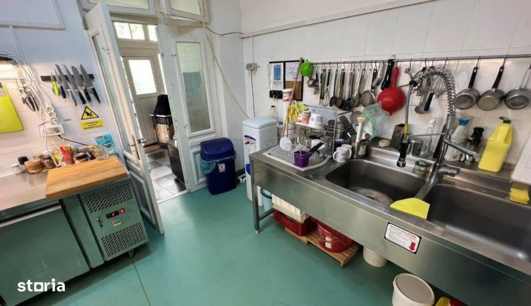 Vand dotari laborator cofetarie - patiserie utilat si autorizat - Vand/inchiriez laborator cofetarie - patiserie autorizat DSV si DSP cu punct de desfacere in locatie pregatit integral si in functiune. Locatia este in sectorul 2 intre Spitalul Foisor si Spitalul Gerota, are 80mp, 4 camere de lucru, la parterul unei case, cu o chirie foarte atractiva. Spatiul a fost pregatit special pentru productia de patiserie si cofetarie cu faianta pe toti peretii, linoleum special pentru laboratoare de productie, instalatia electrica complet refacuta pentru a face fata la consumatori (cuptoare, congelatoare, frigider si AC), hota cu motor si tubulatuira pentru cele 2 cuptoare cu inductie, AC in fiecare sala de lucru, instalatie sanitara - chiuvete duble de inox in fiecare sala de productie si partitie de gaze separata cu contor pe firma. Spatiul are construita o partitie speciala unde se vand produsele din vitrinele de expunere - stil vanzare la gemulet. Deschiderea pentru vanzare este pe colt, la intersectia a 2 strazi. Daca se doreste, se pot vinde si utilajele din laborator, separat :  cuptoare de patiserie cu suporti si Hota cu motor si tubulatura, frigidere, vitrine frigorifice, presa de tarte cu 2 placi cu forme diferite, mixere, vase profesionale, forme diverse tarte, forme diverse silicon pentru mousseuri, cutii de transport si depozitare, etc. Pentru vizionare si mai multe detalii sunati la tel