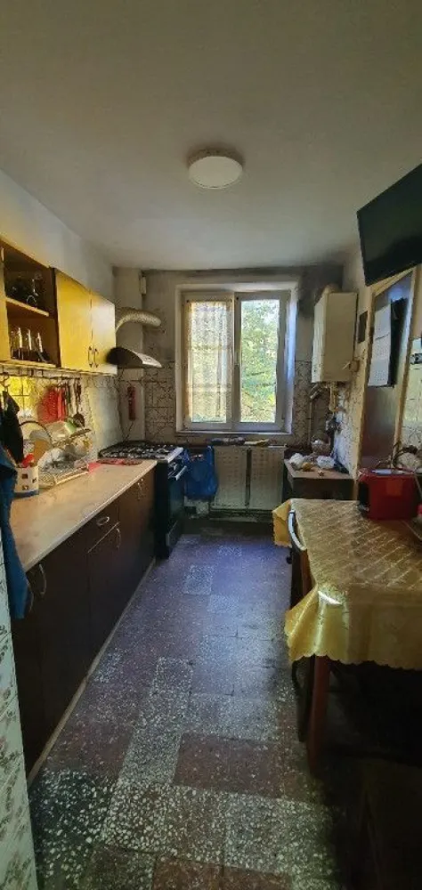 Apartament 4 camere decomandat Rahova - Apartament 4 camere decomandat, 3 4 etaje, 2 scari, an constructie 1970 , suprafata utila 77.9 mp si suprafata totala 81.9 mp. Detine 4 camere, baie, wc serviciu si balcon. Centrala de apartament proprie cu calorifere din fonta. Anul viitor avem promisiune ca se anvelopeaza blocul. Blocul se afla ca zona intre strada Antiaeriana si sos. Alexandriei aproape de benzinaria OMV, IN SPATELE BLOCURILOR M1,M2M3,M4 si M5. Mutare imediata,donez si o parte mare de mobila masiva completa lucrata manual din fag si stejar pentru sufragerie si multe altele. Actele la zi, cadastru, intabulare, certificat energetic clasa B, scoase anul acesta. Apartamentul se gaseste intr-o zona linistita in planul 2 fata de soseaua Alexandriei vecinatate cu strada Antiaeriana. In spatele blocului este o gradina cu multi copaci, beneficiati de liniste si umbra toata ziua. Geamuri termopane peate tot. Usa de la intrare apartament masiva din MDF cumparata de 1 an. Aveti in apropiere foarte multe magazine mici si supermarketuri iar la 500 m aveti scoala, si cresa. Necesita reparatii !