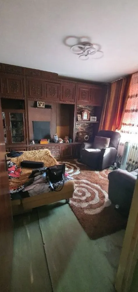 Apartament 4 camere decomandat Rahova - Apartament 4 camere decomandat, 3 4 etaje, 2 scari, an constructie 1970 , suprafata utila 77.9 mp si suprafata totala 81.9 mp. Detine 4 camere, baie, wc serviciu si balcon. Centrala de apartament proprie cu calorifere din fonta. Anul viitor avem promisiune ca se anvelopeaza blocul. Blocul se afla ca zona intre strada Antiaeriana si sos. Alexandriei aproape de benzinaria OMV, IN SPATELE BLOCURILOR M1,M2M3,M4 si M5. Mutare imediata,donez si o parte mare de mobila masiva completa lucrata manual din fag si stejar pentru sufragerie si multe altele. Actele la zi, cadastru, intabulare, certificat energetic clasa B, scoase anul acesta. Apartamentul se gaseste intr-o zona linistita in planul 2 fata de soseaua Alexandriei vecinatate cu strada Antiaeriana. In spatele blocului este o gradina cu multi copaci, beneficiati de liniste si umbra toata ziua. Geamuri termopane peate tot. Usa de la intrare apartament masiva din MDF cumparata de 1 an. Aveti in apropiere foarte multe magazine mici si supermarketuri iar la 500 m aveti scoala, si cresa. Necesita reparatii !