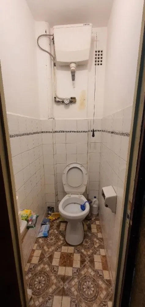 Apartament 4 camere decomandat Rahova - Apartament 4 camere decomandat, 3 4 etaje, 2 scari, an constructie 1970 , suprafata utila 77.9 mp si suprafata totala 81.9 mp. Detine 4 camere, baie, wc serviciu si balcon. Centrala de apartament proprie cu calorifere din fonta. Anul viitor avem promisiune ca se anvelopeaza blocul. Blocul se afla ca zona intre strada Antiaeriana si sos. Alexandriei aproape de benzinaria OMV, IN SPATELE BLOCURILOR M1,M2M3,M4 si M5. Mutare imediata,donez si o parte mare de mobila masiva completa lucrata manual din fag si stejar pentru sufragerie si multe altele. Actele la zi, cadastru, intabulare, certificat energetic clasa B, scoase anul acesta. Apartamentul se gaseste intr-o zona linistita in planul 2 fata de soseaua Alexandriei vecinatate cu strada Antiaeriana. In spatele blocului este o gradina cu multi copaci, beneficiati de liniste si umbra toata ziua. Geamuri termopane peate tot. Usa de la intrare apartament masiva din MDF cumparata de 1 an. Aveti in apropiere foarte multe magazine mici si supermarketuri iar la 500 m aveti scoala, si cresa. Necesita reparatii !