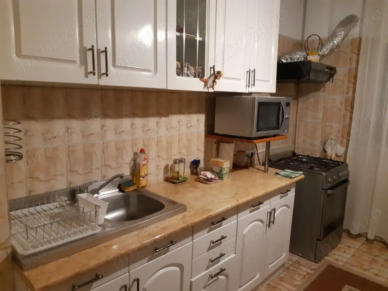 Apartament 4 Camere - București, Rahova, Zona Petre Ispirescu - Se vinde apartament spațios cu 4 camere, situat în zona Rahova, intersecție cu Petre Ispirescu. Apartamentul este semidecomandat și se află la etajul 8 din 10, oferind o priveliște frumoasă asupra împrejurimilor. Detalii apartament: - Suprafață: 80 mp - Compartimentare: 3 dormitoare, sufragerie cu balcon, bucătărie, debara, baie principală și baie secundară - Mobilat și utilat complet - Blocul este reabilitat termic Descriere detaliată: - Dormitoare: 2 dormitoare dotate cu paturi duble și al treilea dormitor cu o canapea extensibilă, perfecte pentru familii sau pentru cei ce doresc un spațiu de lucru suplimentar. - Sufragerie: Mobilată cu două canapele confortabile și aer condiționat, ideală pentru momente de relaxare și socializare. Balconul oferă un loc plăcut pentru a savura cafeaua de dimineață. - Bucătărie: Utilată cu aragaz și frigider, pregătită pentru a satisface toate nevoile culinare. - Baie principală: Dotată cu boiler, asigurând apă caldă în permanență. - Baie secundară: Echipată cu mașină de spălat, oferind confort și utilitate suplimentară. - Debara: Spațiu de depozitare suplimentar pentru o organizare eficientă. Alte detalii: - Locație: Apartamentul este situat într-o zonă liniștită și accesibilă, cu multiple facilități în apropiere, inclusiv școli, magazine și mijloace de transport în comun. - Etaj: 8 din10, asigurând o vedere panoramică și lumină naturală pe tot parcursul zilei. Acest apartament reprezintă alegerea ideală pentru o familie numeroasă sau pentru cei care doresc să se bucure de un spațiu generos și bine compartimentat în inima Bucureștiului.