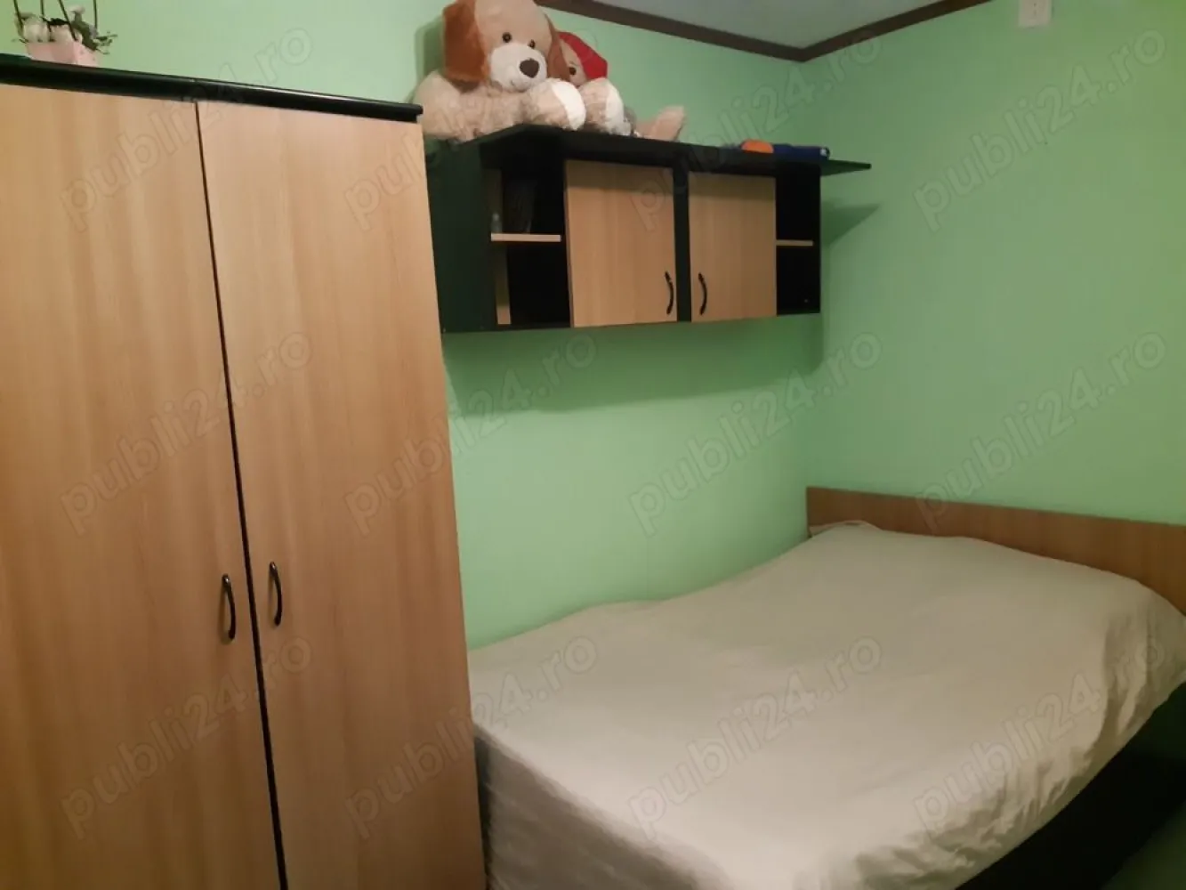 Apartament 4 Camere - București, Rahova, Zona Petre Ispirescu - Se vinde apartament spațios cu 4 camere, situat în zona Rahova, intersecție cu Petre Ispirescu. Apartamentul este semidecomandat și se află la etajul 8 din 10, oferind o priveliște frumoasă asupra împrejurimilor. Detalii apartament: - Suprafață: 80 mp - Compartimentare: 3 dormitoare, sufragerie cu balcon, bucătărie, debara, baie principală și baie secundară - Mobilat și utilat complet - Blocul este reabilitat termic Descriere detaliată: - Dormitoare: 2 dormitoare dotate cu paturi duble și al treilea dormitor cu o canapea extensibilă, perfecte pentru familii sau pentru cei ce doresc un spațiu de lucru suplimentar. - Sufragerie: Mobilată cu două canapele confortabile și aer condiționat, ideală pentru momente de relaxare și socializare. Balconul oferă un loc plăcut pentru a savura cafeaua de dimineață. - Bucătărie: Utilată cu aragaz și frigider, pregătită pentru a satisface toate nevoile culinare. - Baie principală: Dotată cu boiler, asigurând apă caldă în permanență. - Baie secundară: Echipată cu mașină de spălat, oferind confort și utilitate suplimentară. - Debara: Spațiu de depozitare suplimentar pentru o organizare eficientă. Alte detalii: - Locație: Apartamentul este situat într-o zonă liniștită și accesibilă, cu multiple facilități în apropiere, inclusiv școli, magazine și mijloace de transport în comun. - Etaj: 8 din10, asigurând o vedere panoramică și lumină naturală pe tot parcursul zilei. Acest apartament reprezintă alegerea ideală pentru o familie numeroasă sau pentru cei care doresc să se bucure de un spațiu generos și bine compartimentat în inima Bucureștiului.