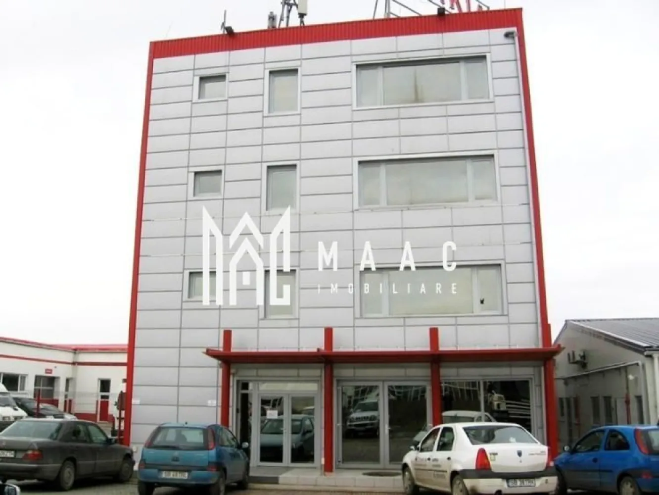 Cladire de birouri | Oportunitate de investiție I Selimbar - Maac imobiliare va prezinta o clădire de birouri situată în Șelimbăr. Imobilul cuprinde: 19 birouri spațioase, 2 băi, 1 bucătărie complet utilată. Amprentă la sol- 136 mp; regim de înălțime: P+3; an construcție: 2008. Pretabil pentru sediu de firmă, clinică, centru educational, etc, acest spațiu multifuncțional poate fi reconfigurat dupa preferinta. Acces direct ( inclusiv pentru vehicule mari) dintr-o stradă asfaltată. Toate utilitățile: curent, gaz, apă, canalizare, internet și telefon. Preț de vânzare: 590.000 EUR + TVA. Cu numeroase posibilitati de exploatare, acest imobil poate reprezenta o oportunitate excelenta de investitie. Pentru mai multe detalii va rugam sa specificati telefonic ID: CP2704736 }}