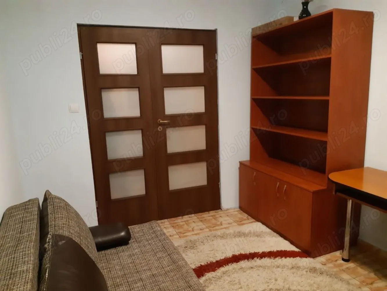 Apartament 4 Camere - București, Rahova, Zona Petre Ispirescu - Se vinde apartament spațios cu 4 camere, situat în zona Rahova, intersecție cu Petre Ispirescu. Apartamentul este semidecomandat și se află la etajul 8 din 10, oferind o priveliște frumoasă asupra împrejurimilor. Detalii apartament: - Suprafață: 80 mp - Compartimentare: 3 dormitoare, sufragerie cu balcon, bucătărie, debara, baie principală și baie secundară - Mobilat și utilat complet - Blocul este reabilitat termic Descriere detaliată: - Dormitoare: 2 dormitoare dotate cu paturi duble și al treilea dormitor cu o canapea extensibilă, perfecte pentru familii sau pentru cei ce doresc un spațiu de lucru suplimentar. - Sufragerie: Mobilată cu două canapele confortabile și aer condiționat, ideală pentru momente de relaxare și socializare. Balconul oferă un loc plăcut pentru a savura cafeaua de dimineață. - Bucătărie: Utilată cu aragaz și frigider, pregătită pentru a satisface toate nevoile culinare. - Baie principală: Dotată cu boiler, asigurând apă caldă în permanență. - Baie secundară: Echipată cu mașină de spălat, oferind confort și utilitate suplimentară. - Debara: Spațiu de depozitare suplimentar pentru o organizare eficientă. Alte detalii: - Locație: Apartamentul este situat într-o zonă liniștită și accesibilă, cu multiple facilități în apropiere, inclusiv școli, magazine și mijloace de transport în comun. - Etaj: 8 din10, asigurând o vedere panoramică și lumină naturală pe tot parcursul zilei. Acest apartament reprezintă alegerea ideală pentru o familie numeroasă sau pentru cei care doresc să se bucure de un spațiu generos și bine compartimentat în inima Bucureștiului.
