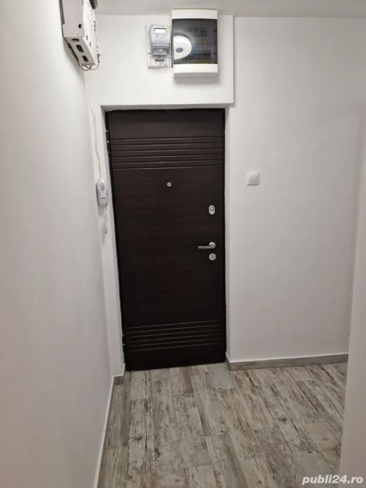 Vanzare Apartament 3 camere renovat & mobilat - Va propun un superb apartament cu 3 camere situat intr-un bloc din cartierul MIlitari, zona Apusului. Zona este una foarte linistita, regasind in apropiere statii de metrou, statii de STB, centre comerciale, banci, farmacii etc Blocul a fost dat in folosinta in anul 1974, are 10 etaje cu lift, o scara curata si locatari decenti. Apartamentul este situat la etajul 5 avand o pozitie foarte buna in cadrul blocului. Este foarte luminos, dar si foarte calduros iarna. A fost renovat de la stadiul de gri fiind inlocuite instalatia electrica, instalatia sanitara, gresia, faianta, parchetul, usile incaperilor. Este mobilat modern cu mobila executata pe comanda. Este utilat cu electrocasnice si electronice din game de top. Livingul este open space cu bucataria si dispunde de 3 dormitoare.
