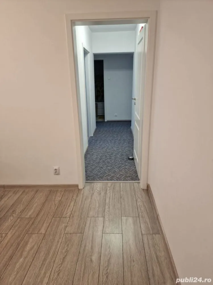 Vanzare Apartament 3 camere renovat & mobilat - Va propun un superb apartament cu 3 camere situat intr-un bloc din cartierul MIlitari, zona Apusului. Zona este una foarte linistita, regasind in apropiere statii de metrou, statii de STB, centre comerciale, banci, farmacii etc Blocul a fost dat in folosinta in anul 1974, are 10 etaje cu lift, o scara curata si locatari decenti. Apartamentul este situat la etajul 5 avand o pozitie foarte buna in cadrul blocului. Este foarte luminos, dar si foarte calduros iarna. A fost renovat de la stadiul de gri fiind inlocuite instalatia electrica, instalatia sanitara, gresia, faianta, parchetul, usile incaperilor. Este mobilat modern cu mobila executata pe comanda. Este utilat cu electrocasnice si electronice din game de top. Livingul este open space cu bucataria si dispunde de 3 dormitoare.