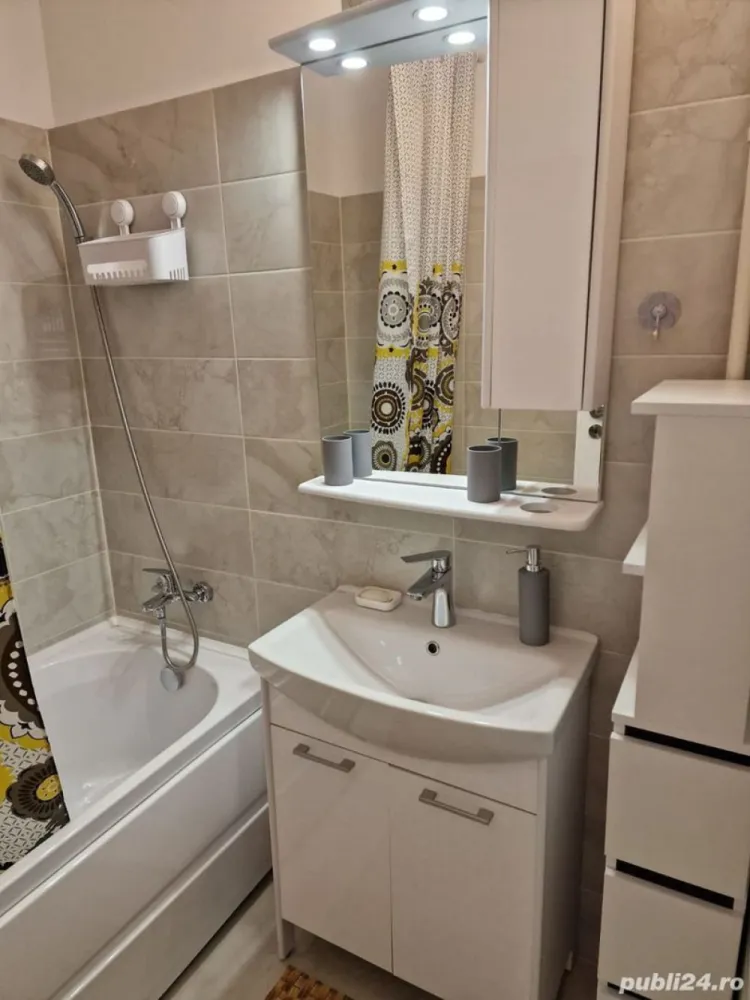 Vanzare Apartament 3 camere renovat & mobilat - Va propun un superb apartament cu 3 camere situat intr-un bloc din cartierul MIlitari, zona Apusului. Zona este una foarte linistita, regasind in apropiere statii de metrou, statii de STB, centre comerciale, banci, farmacii etc Blocul a fost dat in folosinta in anul 1974, are 10 etaje cu lift, o scara curata si locatari decenti. Apartamentul este situat la etajul 5 avand o pozitie foarte buna in cadrul blocului. Este foarte luminos, dar si foarte calduros iarna. A fost renovat de la stadiul de gri fiind inlocuite instalatia electrica, instalatia sanitara, gresia, faianta, parchetul, usile incaperilor. Este mobilat modern cu mobila executata pe comanda. Este utilat cu electrocasnice si electronice din game de top. Livingul este open space cu bucataria si dispunde de 3 dormitoare.