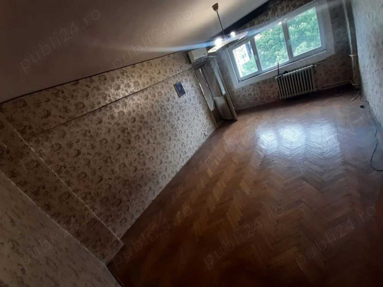Apartament 4 camere Decomandat Strada Traian- Calea Mosilor - Apartament 4 camere decomandat ce dispune de o suprafata utila toata de 91 mp, din care 83.5mp utili, pozitionat la etajul 3 din 8 al unui imobil din anul 1982. Blocul este reabilitat termic din 2023. Imobilul este pozitionat fix la intersectia dintre strada Traian si Calea Mosilor, adresa exacta este Str. Traian nr 197. Apartamentul nu are nici o imbunatatire. 2 balcoane Dormitorul mic mijlociu plus bucataria au vederea pe spate iar sfrageria si dormitorul mare au vedere pe fata. Toate actele la zi Nu are nici o modificare Cadastrala. Direct Proprietar Zero Comision Va astept acasa!