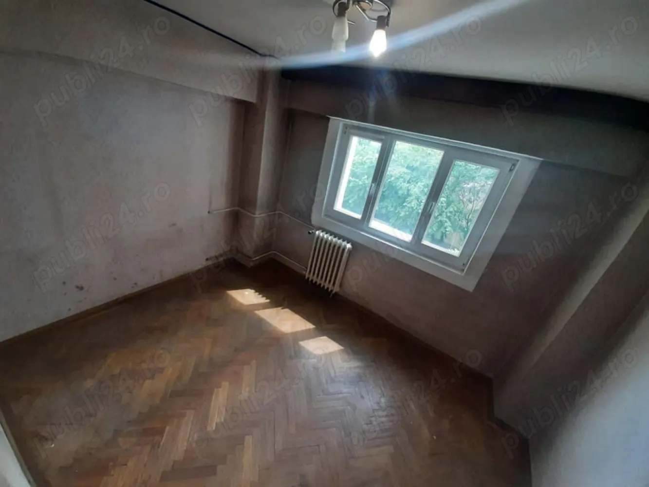 Apartament 4 camere Decomandat Strada Traian- Calea Mosilor - Apartament 4 camere decomandat ce dispune de o suprafata utila toata de 91 mp, din care 83.5mp utili, pozitionat la etajul 3 din 8 al unui imobil din anul 1982. Blocul este reabilitat termic din 2023. Imobilul este pozitionat fix la intersectia dintre strada Traian si Calea Mosilor, adresa exacta este Str. Traian nr 197. Apartamentul nu are nici o imbunatatire. 2 balcoane Dormitorul mic mijlociu plus bucataria au vederea pe spate iar sfrageria si dormitorul mare au vedere pe fata. Toate actele la zi Nu are nici o modificare Cadastrala. Direct Proprietar Zero Comision Va astept acasa!