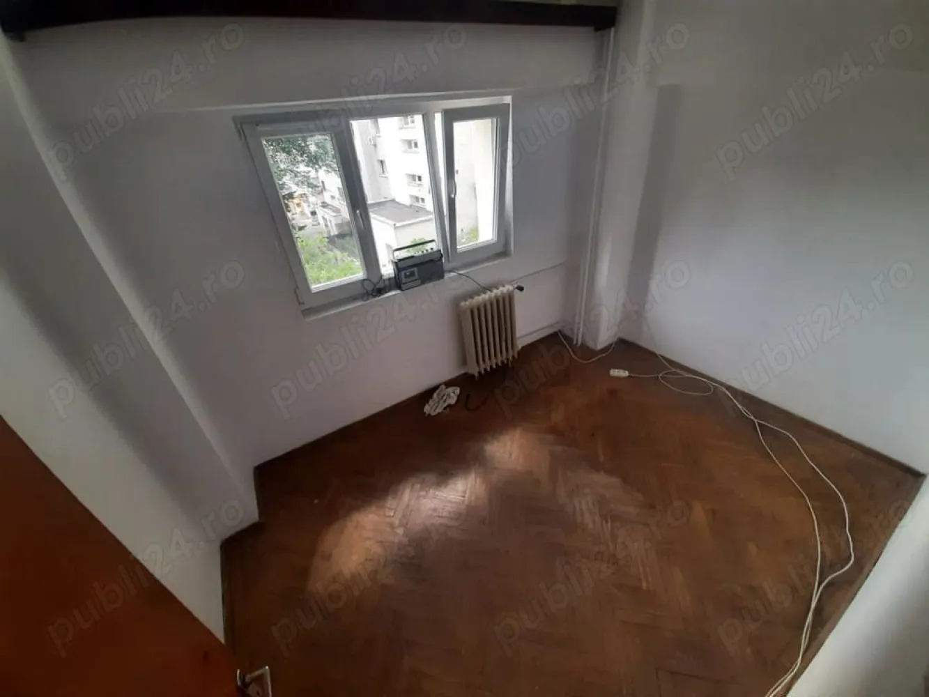 Apartament 4 camere Decomandat Strada Traian- Calea Mosilor - Apartament 4 camere decomandat ce dispune de o suprafata utila toata de 91 mp, din care 83.5mp utili, pozitionat la etajul 3 din 8 al unui imobil din anul 1982. Blocul este reabilitat termic din 2023. Imobilul este pozitionat fix la intersectia dintre strada Traian si Calea Mosilor, adresa exacta este Str. Traian nr 197. Apartamentul nu are nici o imbunatatire. 2 balcoane Dormitorul mic mijlociu plus bucataria au vederea pe spate iar sfrageria si dormitorul mare au vedere pe fata. Toate actele la zi Nu are nici o modificare Cadastrala. Direct Proprietar Zero Comision Va astept acasa!
