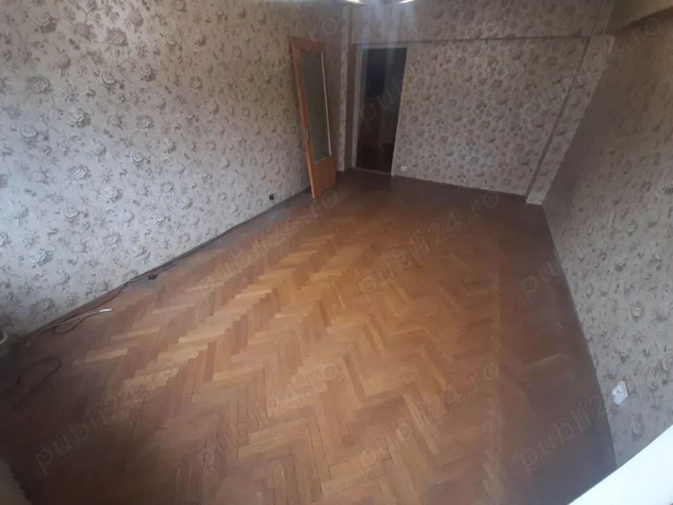 Apartament 4 camere Decomandat Strada Traian- Calea Mosilor - Apartament 4 camere decomandat ce dispune de o suprafata utila toata de 91 mp, din care 83.5mp utili, pozitionat la etajul 3 din 8 al unui imobil din anul 1982. Blocul este reabilitat termic din 2023. Imobilul este pozitionat fix la intersectia dintre strada Traian si Calea Mosilor, adresa exacta este Str. Traian nr 197. Apartamentul nu are nici o imbunatatire. 2 balcoane Dormitorul mic mijlociu plus bucataria au vederea pe spate iar sfrageria si dormitorul mare au vedere pe fata. Toate actele la zi Nu are nici o modificare Cadastrala. Direct Proprietar Zero Comision Va astept acasa!