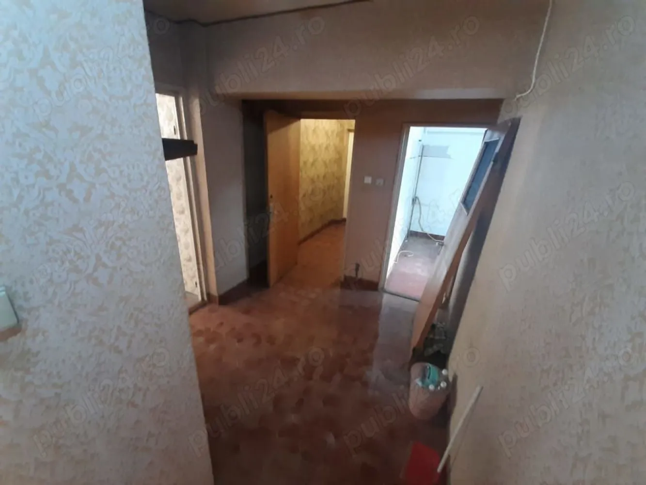 Apartament 4 camere Decomandat Strada Traian- Calea Mosilor - Apartament 4 camere decomandat ce dispune de o suprafata utila toata de 91 mp, din care 83.5mp utili, pozitionat la etajul 3 din 8 al unui imobil din anul 1982. Blocul este reabilitat termic din 2023. Imobilul este pozitionat fix la intersectia dintre strada Traian si Calea Mosilor, adresa exacta este Str. Traian nr 197. Apartamentul nu are nici o imbunatatire. 2 balcoane Dormitorul mic mijlociu plus bucataria au vederea pe spate iar sfrageria si dormitorul mare au vedere pe fata. Toate actele la zi Nu are nici o modificare Cadastrala. Direct Proprietar Zero Comision Va astept acasa!