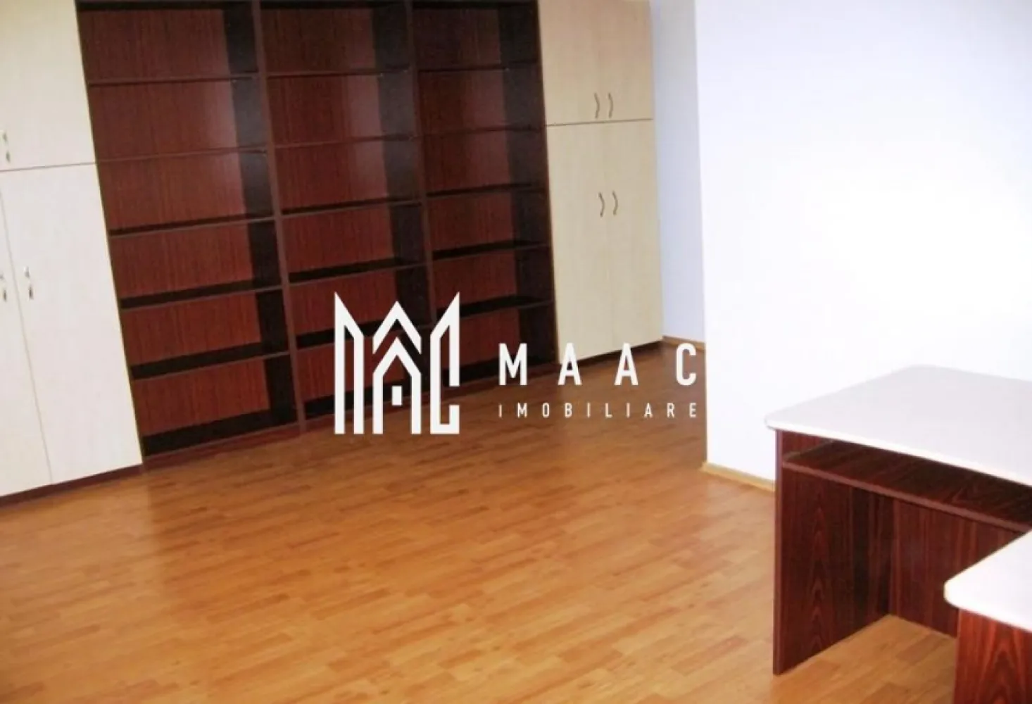 Cladire de birouri | Oportunitate de investiție I Selimbar - Maac imobiliare va prezinta o clădire de birouri situată în Șelimbăr. Imobilul cuprinde: 19 birouri spațioase, 2 băi, 1 bucătărie complet utilată. Amprentă la sol- 136 mp; regim de înălțime: P+3; an construcție: 2008. Pretabil pentru sediu de firmă, clinică, centru educational, etc, acest spațiu multifuncțional poate fi reconfigurat dupa preferinta. Acces direct ( inclusiv pentru vehicule mari) dintr-o stradă asfaltată. Toate utilitățile: curent, gaz, apă, canalizare, internet și telefon. Preț de vânzare: 590.000 EUR + TVA. Cu numeroase posibilitati de exploatare, acest imobil poate reprezenta o oportunitate excelenta de investitie. Pentru mai multe detalii va rugam sa specificati telefonic ID: CP2704736 }}