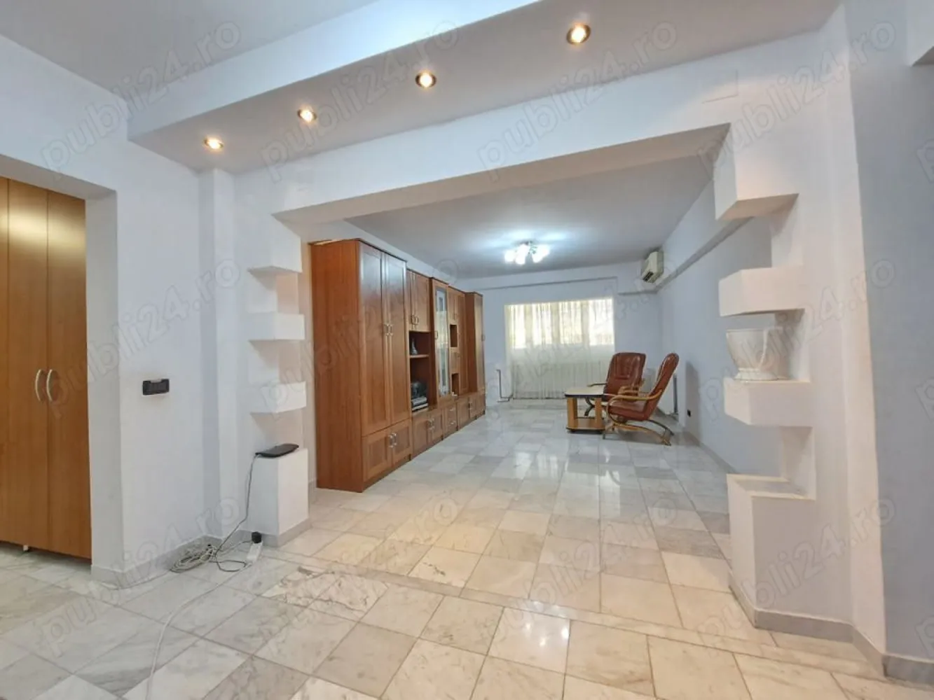Vand Apartament spatios cu 4 camere de vanzare pe Bdul Decebal - Aceasta proprietate ofera acces rapid si comod catre toate punctele de interes din Bucuresti (Piata Alba Iulia, Unirii, Calea Calarasi, Centrul vechi etc), aflandu-se la doar 350m de statia de metrou Muncii si statii STB. La 7 minute de mers cu masina pana la Mall Vitan si tot atat la celelalte doua atractii Mega mall si Park lake. Apartamentul se afla la etajul 8 al unui bloc monolit finalizat in anul 1992. Apartamentul, eficient compartimentat, te intampina cu incaperi generoase dispuse cu vedere atat spre Bulevardul Decebal cat si spre cartierul Dristor. Proprietatea este perfecta pentru o familie cu copii sau pentru cei care doresc sa aiba si un birou acasa. Suprafata utila: 102,5mp Suprafata totala: 112mp - un living generos (18mp) cu vedere spre Bulevardul Decebal. Zona de zi luminoasa si aerisita, ofera spatiu pentru relaxare sau pentru a gazdui oaspeti. - un dormitor matrimonial spatios (18mp) luminos, cu dressing incapator, facut pe comanda; - celelalte 2 dormitoare ofera intimitate, spatiile sunt versatile putand fi adaptate nevoilor fiecarui membru al familiei. Ambele dormitoare au balcon propriu din care avem o vedere panoramica asupra orasului. - bucataria este foarte spatioasa (17mp) si cocheta cu mobila realizata pe comanda si utilata cu echipamente de calitate. Acesta este locul ideal atat pentru gatit cat si pentru a servi masa sau a petrecere timp in familie. O baie mare, cu cada si o toaleta de serviciu, dispuse strategic in apartament. 2 balcoane si o logie. Pe langa eleganta spatiului generos, acest apartament beneficiaza de o locatie privilegiata intr-o zona plina de viata si facilitati. Apartamentul este dispus pe un bulevard central cu acces facil catre - o multitudine de cafenele si restaurante perfecte pentru intalniri sau cine romantice - magazine pentru cumparaturi de proximitate - acces la transport public (metrou, autobuz, tramvai) - posibilitate de parcarea in parcare subterana cu intrarea din bulevard.