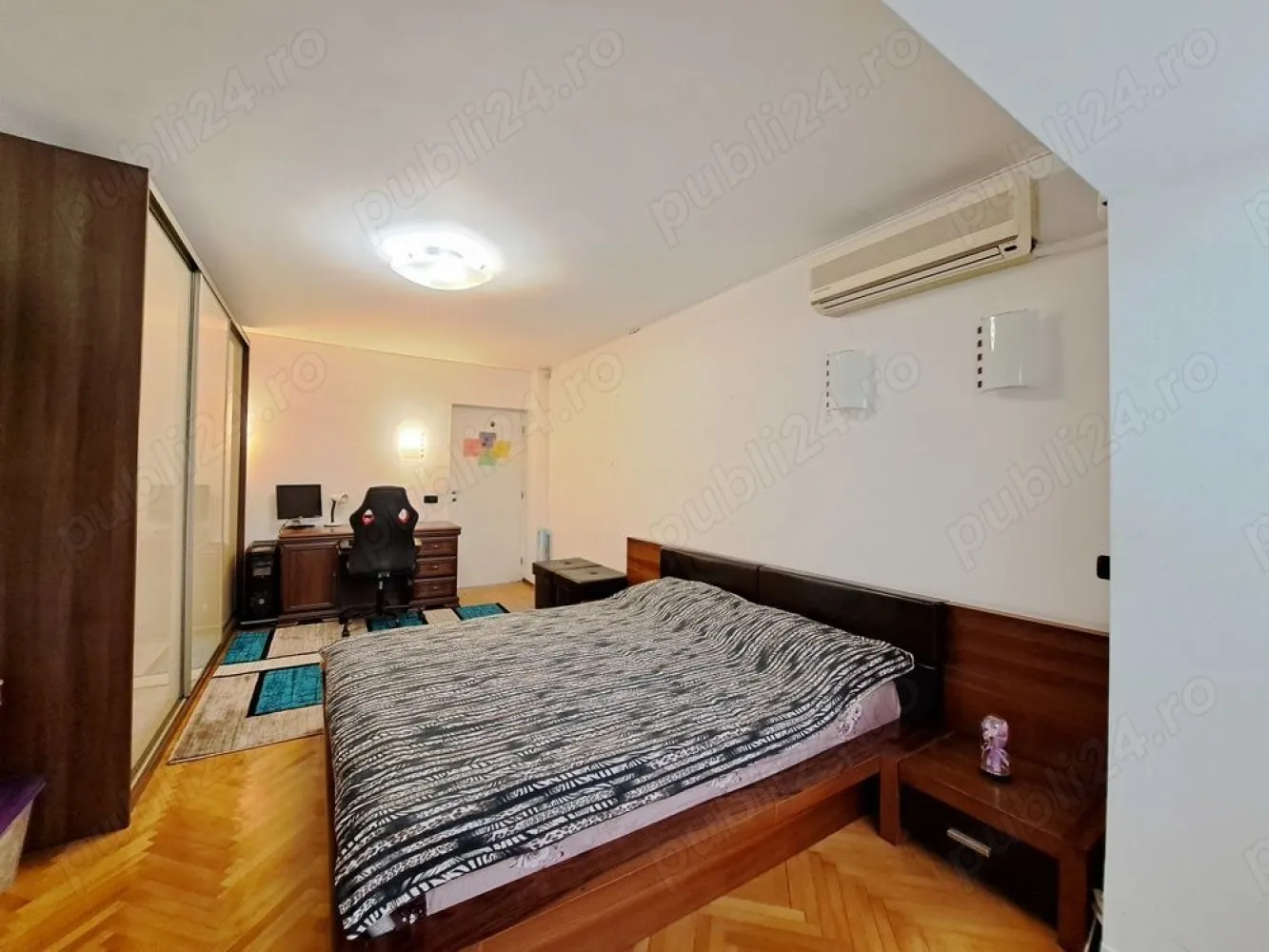 Vand Apartament spatios cu 4 camere de vanzare pe Bdul Decebal - Aceasta proprietate ofera acces rapid si comod catre toate punctele de interes din Bucuresti (Piata Alba Iulia, Unirii, Calea Calarasi, Centrul vechi etc), aflandu-se la doar 350m de statia de metrou Muncii si statii STB. La 7 minute de mers cu masina pana la Mall Vitan si tot atat la celelalte doua atractii Mega mall si Park lake. Apartamentul se afla la etajul 8 al unui bloc monolit finalizat in anul 1992. Apartamentul, eficient compartimentat, te intampina cu incaperi generoase dispuse cu vedere atat spre Bulevardul Decebal cat si spre cartierul Dristor. Proprietatea este perfecta pentru o familie cu copii sau pentru cei care doresc sa aiba si un birou acasa. Suprafata utila: 102,5mp Suprafata totala: 112mp - un living generos (18mp) cu vedere spre Bulevardul Decebal. Zona de zi luminoasa si aerisita, ofera spatiu pentru relaxare sau pentru a gazdui oaspeti. - un dormitor matrimonial spatios (18mp) luminos, cu dressing incapator, facut pe comanda; - celelalte 2 dormitoare ofera intimitate, spatiile sunt versatile putand fi adaptate nevoilor fiecarui membru al familiei. Ambele dormitoare au balcon propriu din care avem o vedere panoramica asupra orasului. - bucataria este foarte spatioasa (17mp) si cocheta cu mobila realizata pe comanda si utilata cu echipamente de calitate. Acesta este locul ideal atat pentru gatit cat si pentru a servi masa sau a petrecere timp in familie. O baie mare, cu cada si o toaleta de serviciu, dispuse strategic in apartament. 2 balcoane si o logie. Pe langa eleganta spatiului generos, acest apartament beneficiaza de o locatie privilegiata intr-o zona plina de viata si facilitati. Apartamentul este dispus pe un bulevard central cu acces facil catre - o multitudine de cafenele si restaurante perfecte pentru intalniri sau cine romantice - magazine pentru cumparaturi de proximitate - acces la transport public (metrou, autobuz, tramvai) - posibilitate de parcarea in parcare subterana cu intrarea din bulevard.