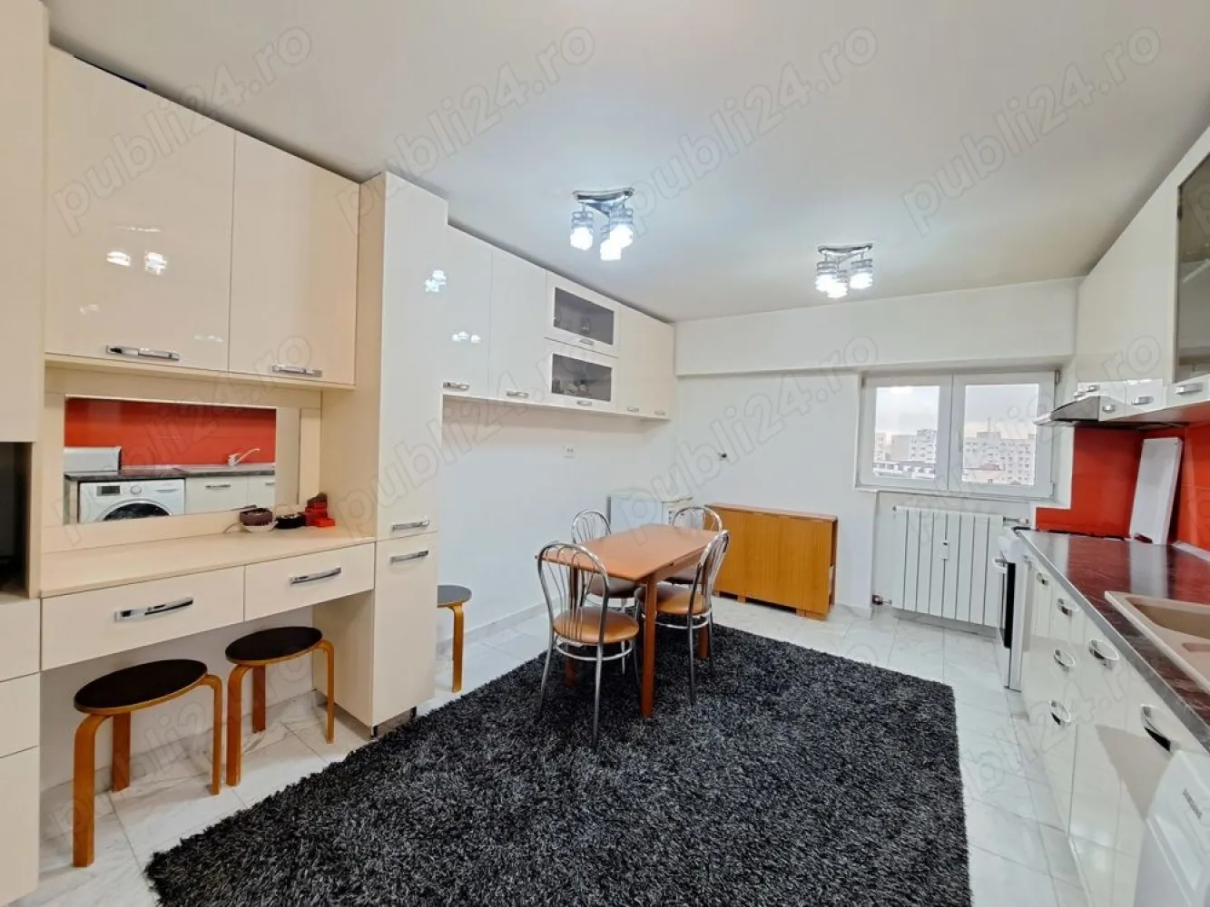 Vand Apartament spatios cu 4 camere de vanzare pe Bdul Decebal - Aceasta proprietate ofera acces rapid si comod catre toate punctele de interes din Bucuresti (Piata Alba Iulia, Unirii, Calea Calarasi, Centrul vechi etc), aflandu-se la doar 350m de statia de metrou Muncii si statii STB. La 7 minute de mers cu masina pana la Mall Vitan si tot atat la celelalte doua atractii Mega mall si Park lake. Apartamentul se afla la etajul 8 al unui bloc monolit finalizat in anul 1992. Apartamentul, eficient compartimentat, te intampina cu incaperi generoase dispuse cu vedere atat spre Bulevardul Decebal cat si spre cartierul Dristor. Proprietatea este perfecta pentru o familie cu copii sau pentru cei care doresc sa aiba si un birou acasa. Suprafata utila: 102,5mp Suprafata totala: 112mp - un living generos (18mp) cu vedere spre Bulevardul Decebal. Zona de zi luminoasa si aerisita, ofera spatiu pentru relaxare sau pentru a gazdui oaspeti. - un dormitor matrimonial spatios (18mp) luminos, cu dressing incapator, facut pe comanda; - celelalte 2 dormitoare ofera intimitate, spatiile sunt versatile putand fi adaptate nevoilor fiecarui membru al familiei. Ambele dormitoare au balcon propriu din care avem o vedere panoramica asupra orasului. - bucataria este foarte spatioasa (17mp) si cocheta cu mobila realizata pe comanda si utilata cu echipamente de calitate. Acesta este locul ideal atat pentru gatit cat si pentru a servi masa sau a petrecere timp in familie. O baie mare, cu cada si o toaleta de serviciu, dispuse strategic in apartament. 2 balcoane si o logie. Pe langa eleganta spatiului generos, acest apartament beneficiaza de o locatie privilegiata intr-o zona plina de viata si facilitati. Apartamentul este dispus pe un bulevard central cu acces facil catre - o multitudine de cafenele si restaurante perfecte pentru intalniri sau cine romantice - magazine pentru cumparaturi de proximitate - acces la transport public (metrou, autobuz, tramvai) - posibilitate de parcarea in parcare subterana cu intrarea din bulevard.