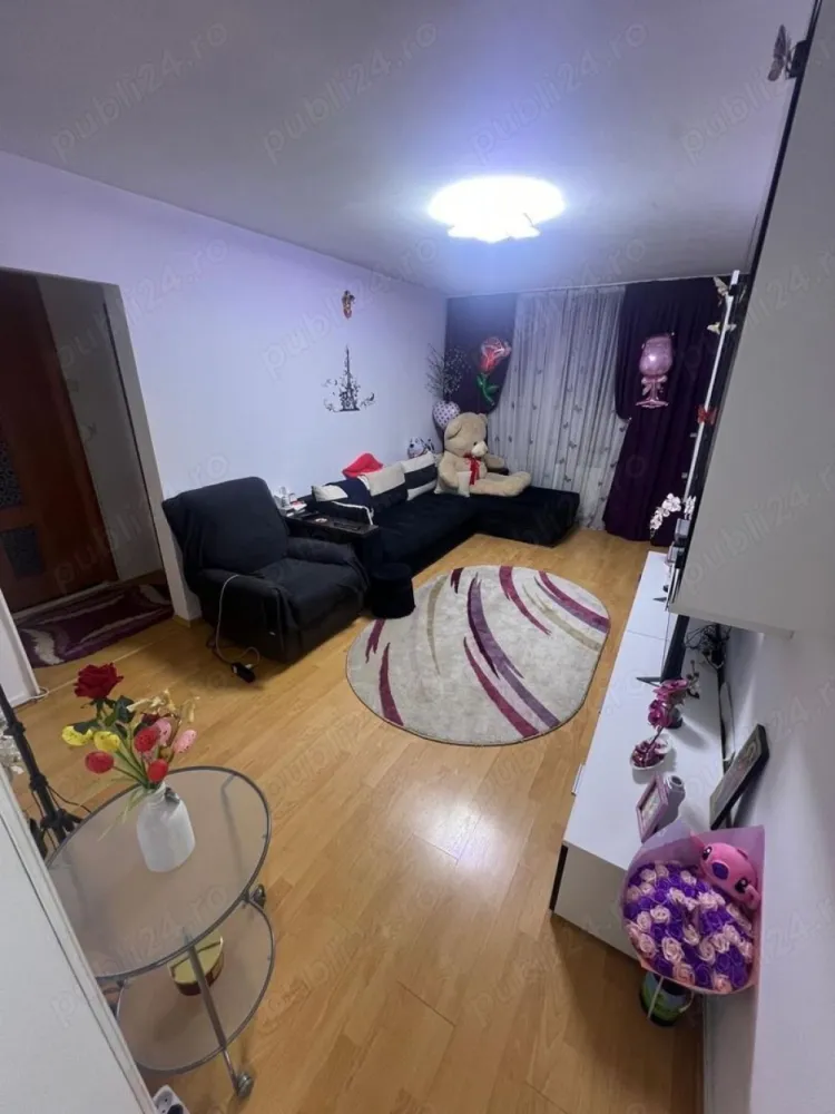 Apartament 4 camere - Vând apartament cu 4 camere se afla la etajul 7 din 8 al unui bloc situat in cartierul Militari zona Gorjului. Apartamentul se vinde mobilat. Dispune si de un loc de parcare Apartamentul prezinta o suprafata totala de 87 mp. Prezinta finisaje de calitate cu gresie, faianta, parchet. Dispune de 3 aparate de aer conditionat. Blocul detine supraveghere video inclusiv in lift, scara renovata. Pentru mai multe informații ne puteți contacta la numărul de telefon: Preț 125.000 euro