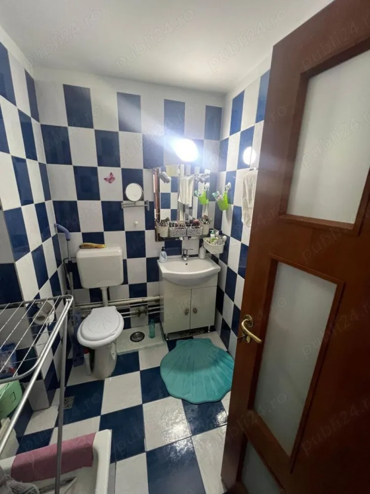 Apartament 4 camere - Vând apartament cu 4 camere se afla la etajul 7 din 8 al unui bloc situat in cartierul Militari zona Gorjului. Apartamentul se vinde mobilat. Dispune si de un loc de parcare Apartamentul prezinta o suprafata totala de 87 mp. Prezinta finisaje de calitate cu gresie, faianta, parchet. Dispune de 3 aparate de aer conditionat. Blocul detine supraveghere video inclusiv in lift, scara renovata. Pentru mai multe informații ne puteți contacta la numărul de telefon: Preț 125.000 euro