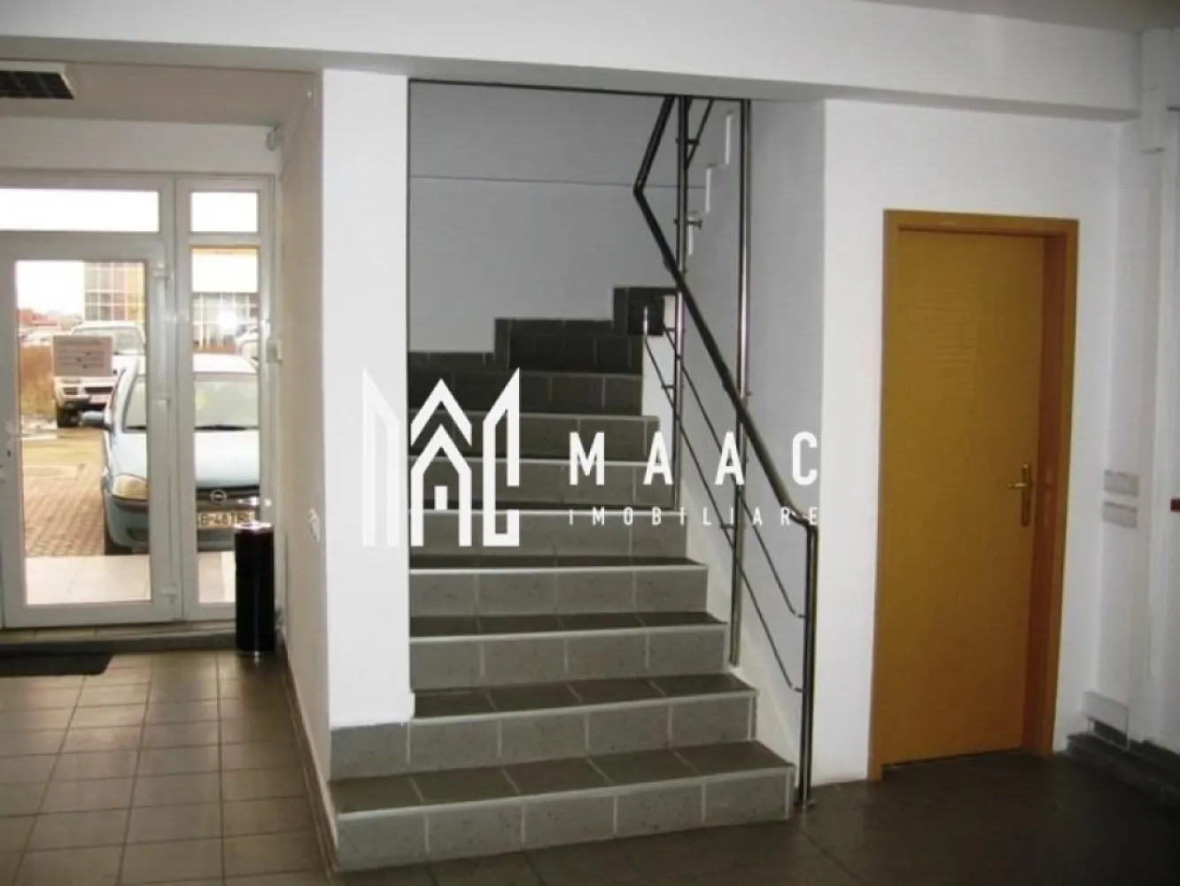 Cladire de birouri | Oportunitate de investiție I Selimbar - Maac imobiliare va prezinta o clădire de birouri situată în Șelimbăr. Imobilul cuprinde: 19 birouri spațioase, 2 băi, 1 bucătărie complet utilată. Amprentă la sol- 136 mp; regim de înălțime: P+3; an construcție: 2008. Pretabil pentru sediu de firmă, clinică, centru educational, etc, acest spațiu multifuncțional poate fi reconfigurat dupa preferinta. Acces direct ( inclusiv pentru vehicule mari) dintr-o stradă asfaltată. Toate utilitățile: curent, gaz, apă, canalizare, internet și telefon. Preț de vânzare: 590.000 EUR + TVA. Cu numeroase posibilitati de exploatare, acest imobil poate reprezenta o oportunitate excelenta de investitie. Pentru mai multe detalii va rugam sa specificati telefonic ID: CP2704736 }}