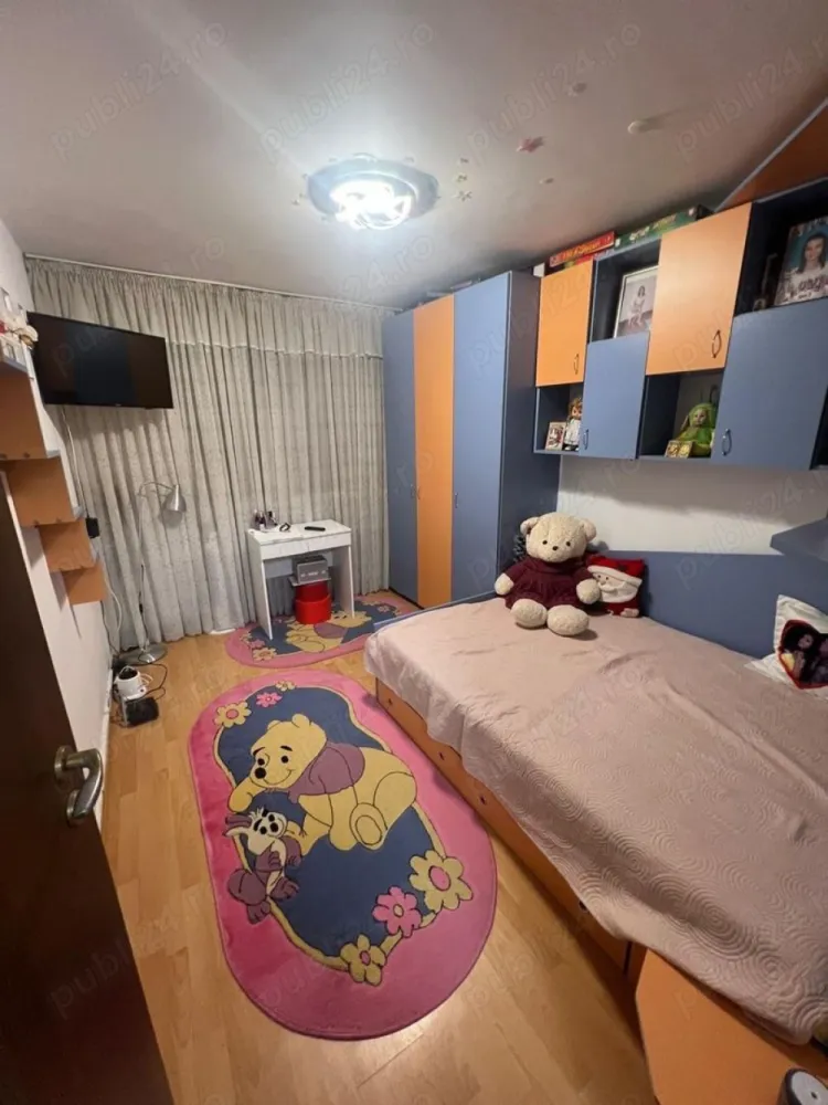 Apartament 4 camere - Vând apartament cu 4 camere se afla la etajul 7 din 8 al unui bloc situat in cartierul Militari zona Gorjului. Apartamentul se vinde mobilat. Dispune si de un loc de parcare Apartamentul prezinta o suprafata totala de 87 mp. Prezinta finisaje de calitate cu gresie, faianta, parchet. Dispune de 3 aparate de aer conditionat. Blocul detine supraveghere video inclusiv in lift, scara renovata. Pentru mai multe informații ne puteți contacta la numărul de telefon: Preț 125.000 euro