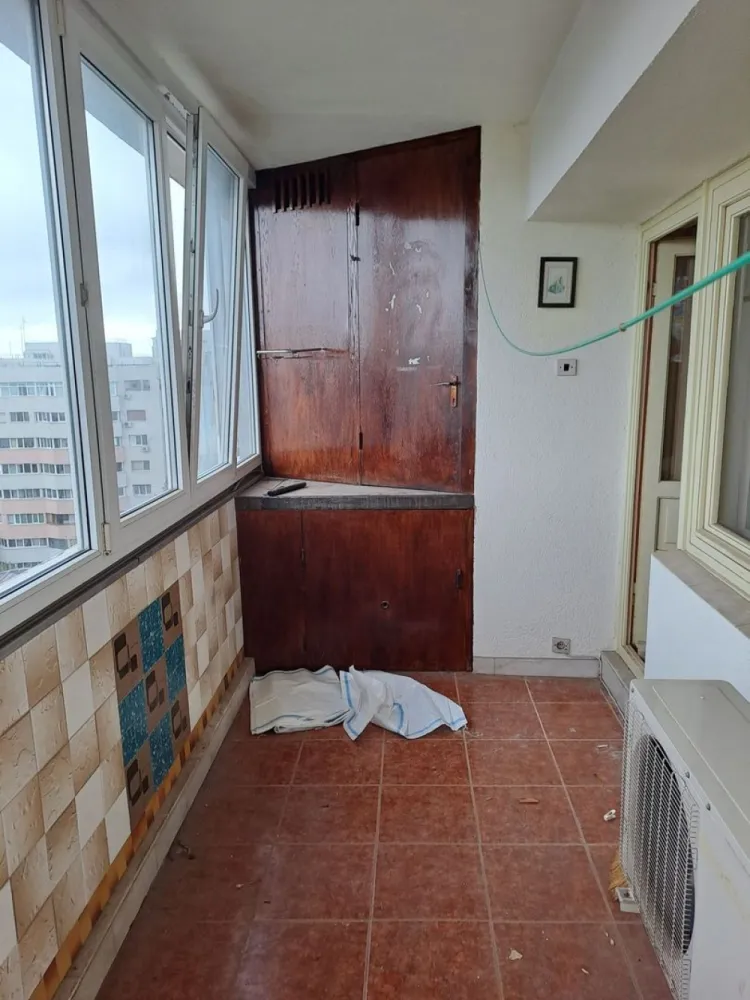 Vand apartament 4 camere - Vand apartament 4 camere comfort 1 pe bdul ion Mihalache la intersectie cu tramvai 41 este gol are 2 camere pa fata la bulevard si 2 vedere in spatele blocului ,hol este superb sunt proprietar nu agentie rog seriozitate pret discutabil este la etajul 9 din 10 are si uscatorie este un bloc foarte curat nu colaborez cu agentii imobiliare