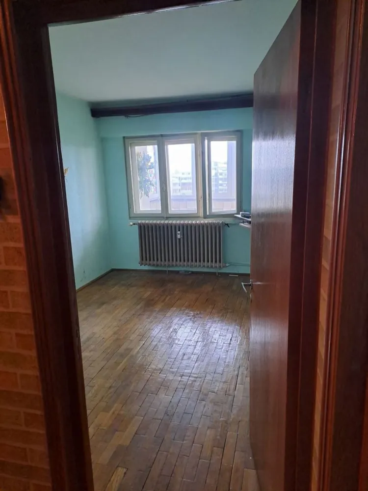 Vand apartament 4 camere - Vand apartament 4 camere comfort 1 pe bdul ion Mihalache la intersectie cu tramvai 41 este gol are 2 camere pa fata la bulevard si 2 vedere in spatele blocului ,hol este superb sunt proprietar nu agentie rog seriozitate pret discutabil este la etajul 9 din 10 are si uscatorie este un bloc foarte curat nu colaborez cu agentii imobiliare