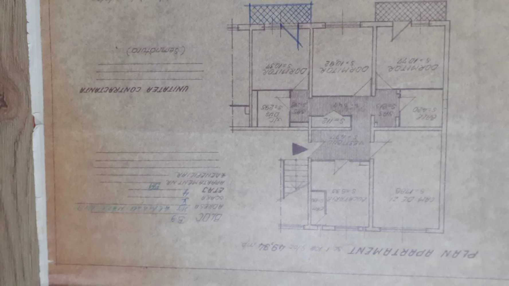 Vand Apartament 4 camere decomandate,an 1979 etajul4/4 sect.4 Buc. - Vand apartament 4 camere decomandate etajul4/4 zona linistita de blocuri mici (intre Piata Resita si sos Giurgiului).Are 3 dormitoare spre rasarit din care 2 cu balcon iar sufrageria si bucataria spre apus;2 bai din care una spre sud cu ferestra.Gresie,faianta;partial parchet,termopane.Necesita imbunatatiri.Anveloparea blocului urmeaza anul viitor.Detalii la tel.07******03
