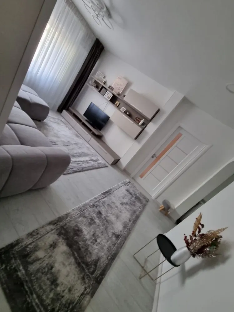 Apartament 4 camere modern - Apartament 4 camere în cartierul Colentina Str.Pescarilor .Apartament recent renovat în anul 2021 , instalație electrica schimbata complet , mobilier nou ( mobexpert) .Apartamentul se poate vinde complet utilat, ideal pentru familiile cu copiii .( 4 camere ,2 bai + balcon) Parcuri ,stație autobuz (182,282) ,saloane ,restaurant Margineni,mega image în imediata apropiere. Centrala termica proprie , 2 Smart TV, frigider Smart , canapea luxury ( 6000 lei +) , masina de spălat vase incorporat 2 aparate aer ,loc parcare propriu ++++ Blocul este recent izolat termic !! Bloc dat în folosință în anul 1986 ,vecini super ok ,acte la zi Apartamentul se află la etajul 2 din 8 Pentru mai multe detalii sau poze ma puteți contacta prin mesaj privat sau whatsapp