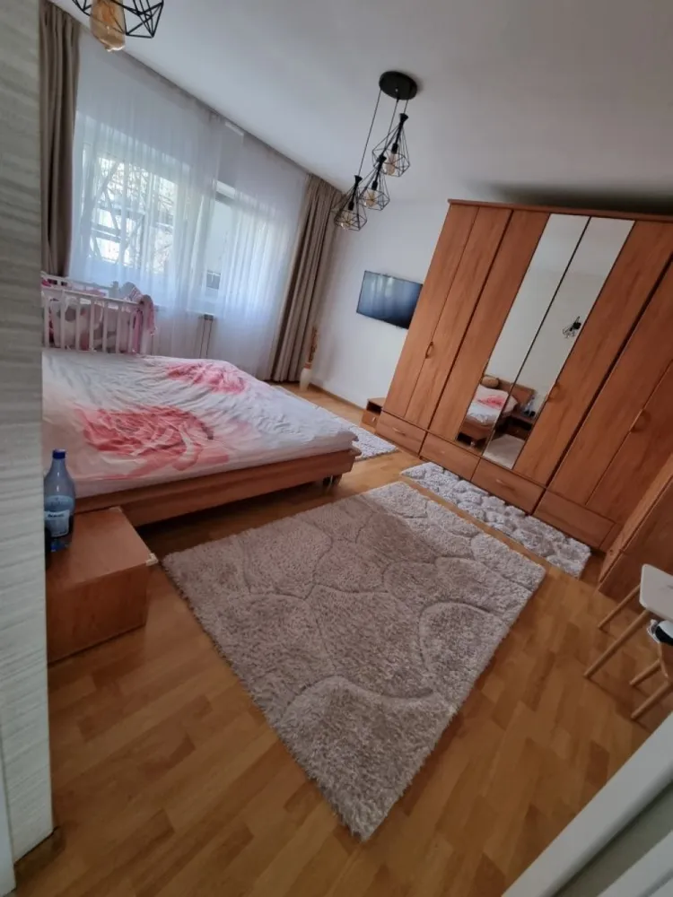 Apartament 4 camere modern - Apartament 4 camere în cartierul Colentina Str.Pescarilor .Apartament recent renovat în anul 2021 , instalație electrica schimbata complet , mobilier nou ( mobexpert) .Apartamentul se poate vinde complet utilat, ideal pentru familiile cu copiii .( 4 camere ,2 bai + balcon) Parcuri ,stație autobuz (182,282) ,saloane ,restaurant Margineni,mega image în imediata apropiere. Centrala termica proprie , 2 Smart TV, frigider Smart , canapea luxury ( 6000 lei +) , masina de spălat vase incorporat 2 aparate aer ,loc parcare propriu ++++ Blocul este recent izolat termic !! Bloc dat în folosință în anul 1986 ,vecini super ok ,acte la zi Apartamentul se află la etajul 2 din 8 Pentru mai multe detalii sau poze ma puteți contacta prin mesaj privat sau whatsapp