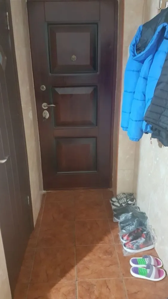 Proprietar vând ap. 4 camere - Proprietar, vând apartament 4 camere cf.3 Îmbunătățiri: u..m,gresie, faianță, a. c. termopan, centrală proprie ,parchet ..placat la exterior ,interfon, semidecomandat , 47 mp, etaj 2/4 vedere pe ambele părți ale blocului .5 minute de mega image și stația de autobuz, 15 minute piața Progresul.(str. Farcășanca 18 ).