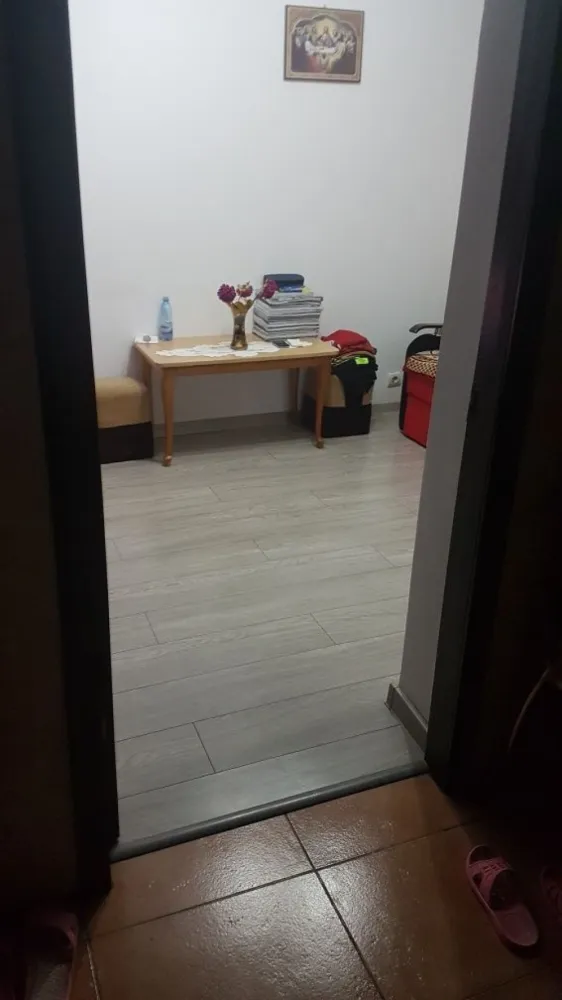 Proprietar vând ap. 4 camere - Proprietar, vând apartament 4 camere cf.3 Îmbunătățiri: u..m,gresie, faianță, a. c. termopan, centrală proprie ,parchet ..placat la exterior ,interfon, semidecomandat , 47 mp, etaj 2/4 vedere pe ambele părți ale blocului .5 minute de mega image și stația de autobuz, 15 minute piața Progresul.(str. Farcășanca 18 ).