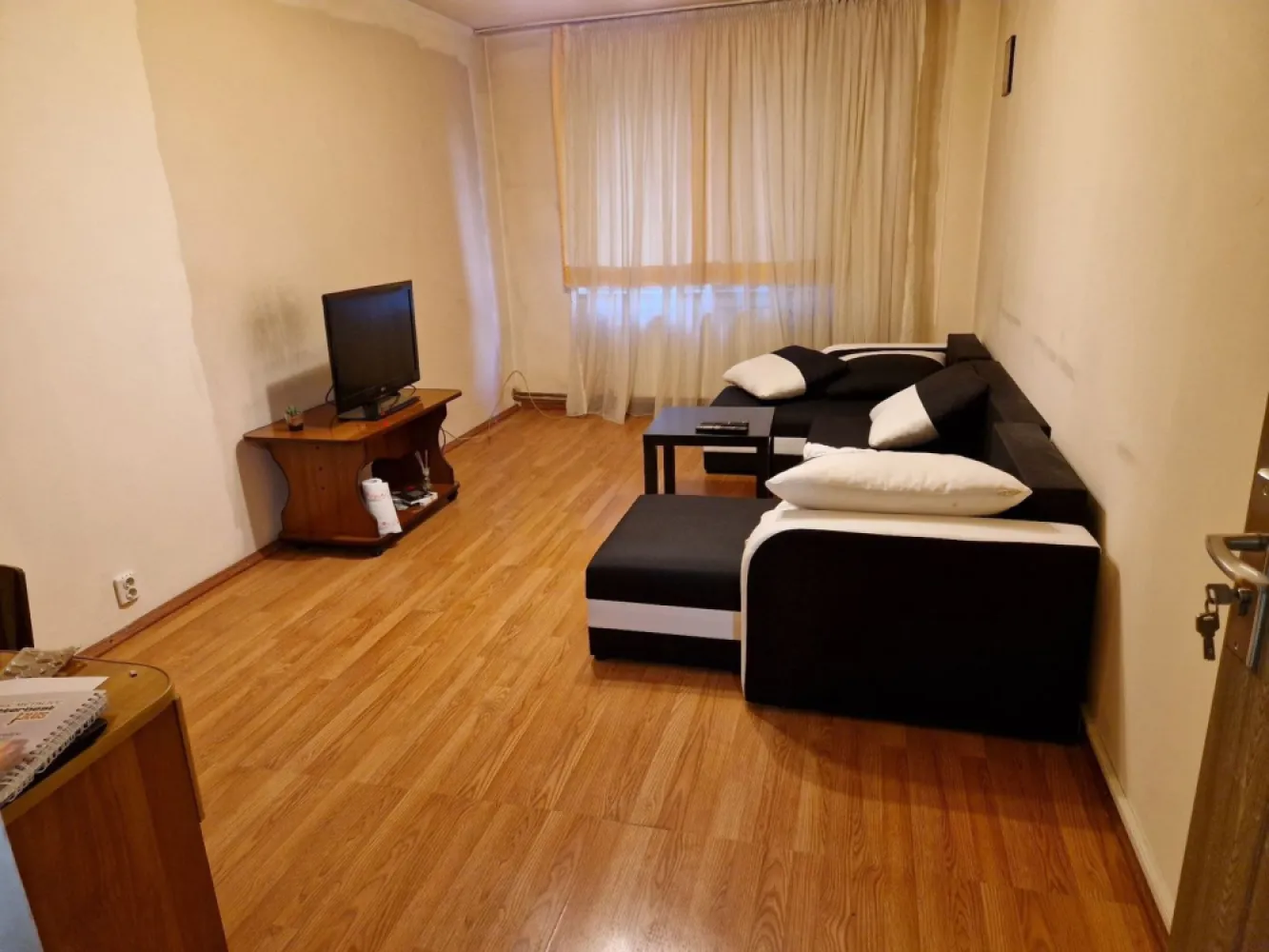 Apartament 4 camere kaufland Ferentari - Apartament spațios,82 mp, bloc din 1983, P/ 8,pretabil și pentru salon/cabinet, centrala termica, 2 bai, balcon la bucătărie, vedere fata /spate. La 200 m de Kaufland Ferentari,la 100 m de stația Sălaj, Petrom, parc lângă bloc. Str. Telița 21.